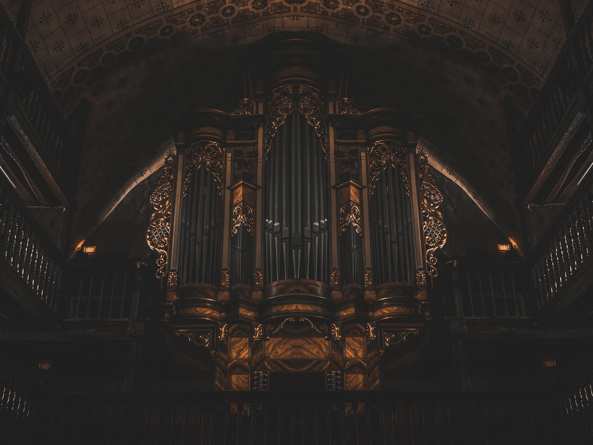 En stor, gammal kyrkorgel i guld
