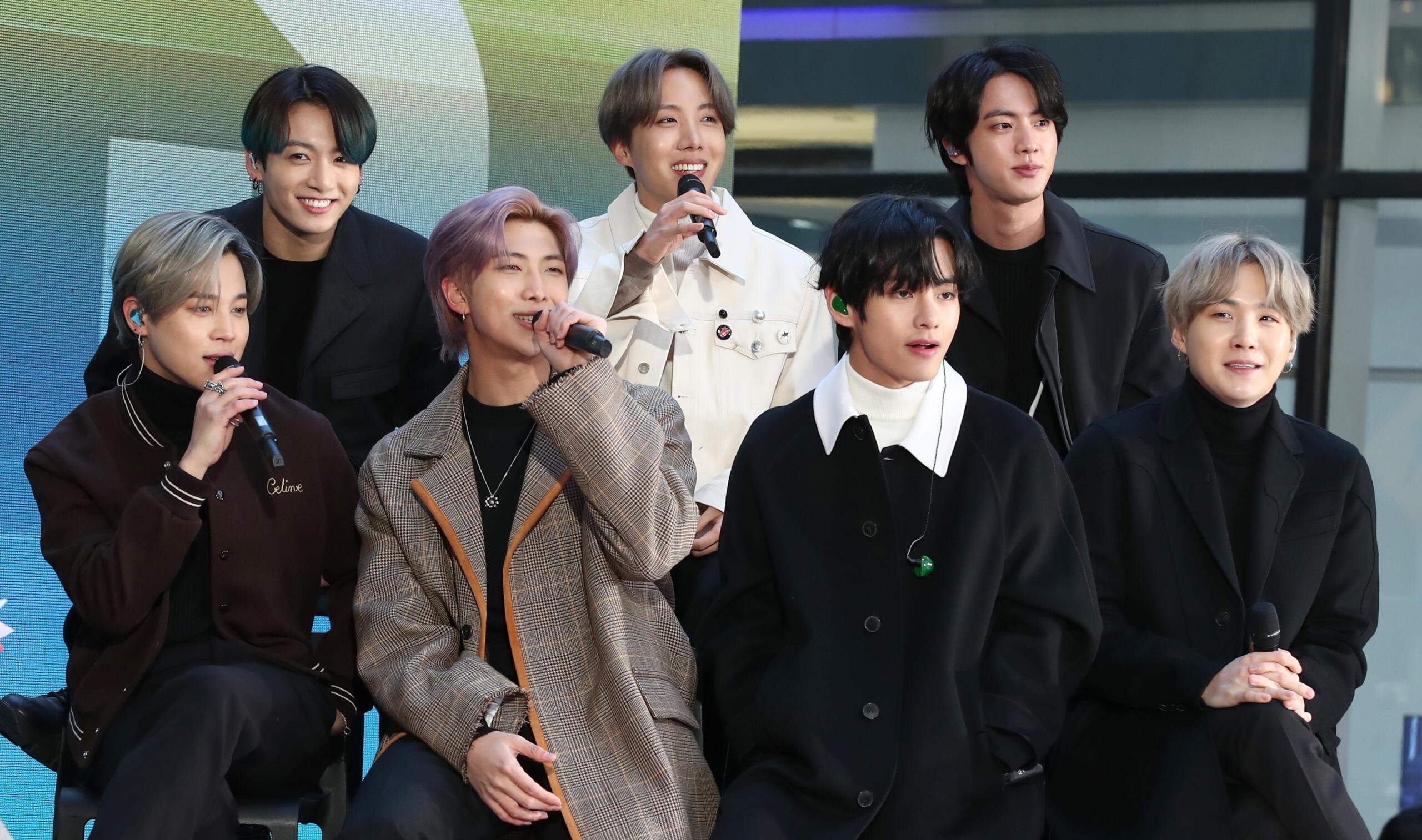 Bandet BTS blir intervjuade i TV.