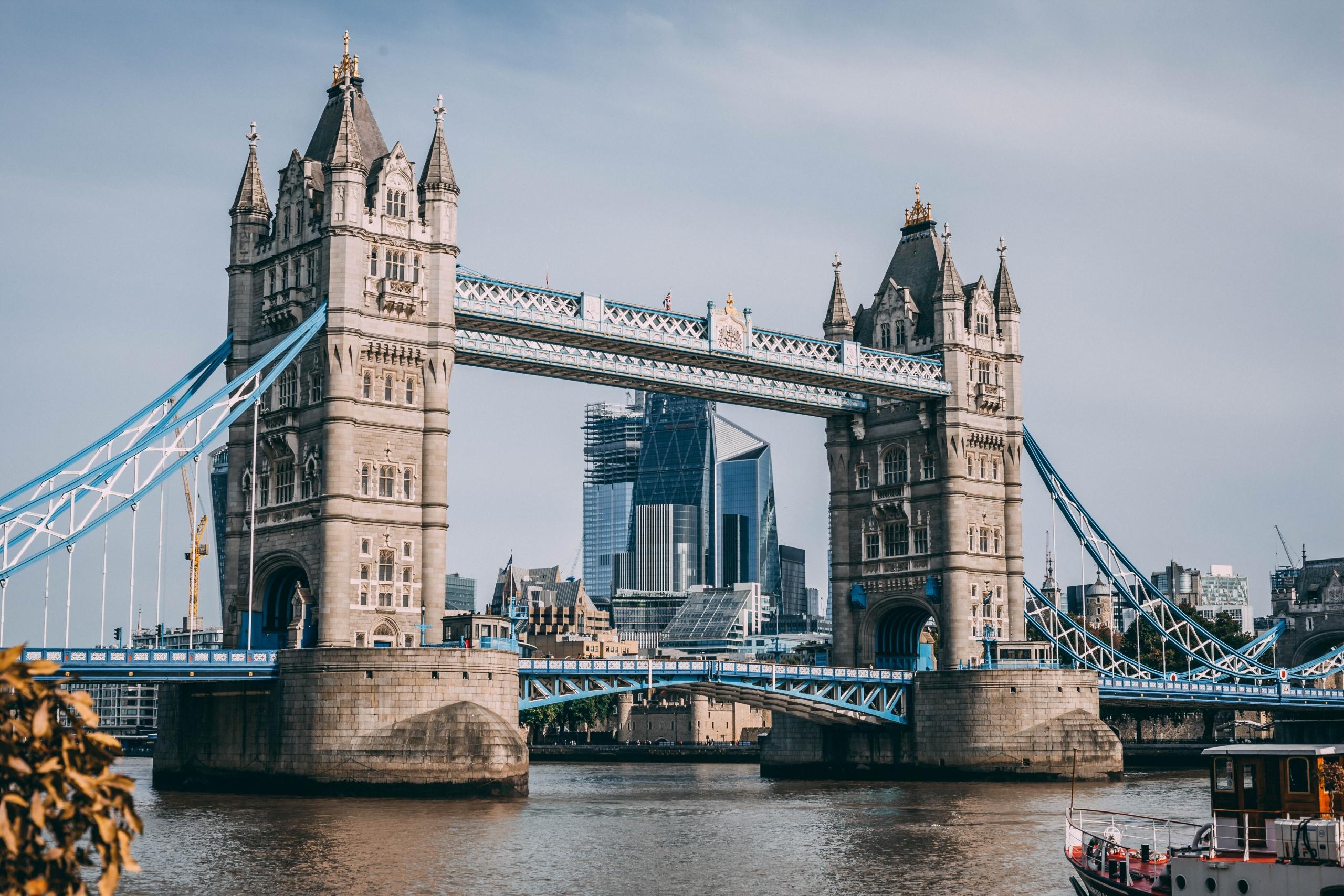En vacker bro över Themes i London.
