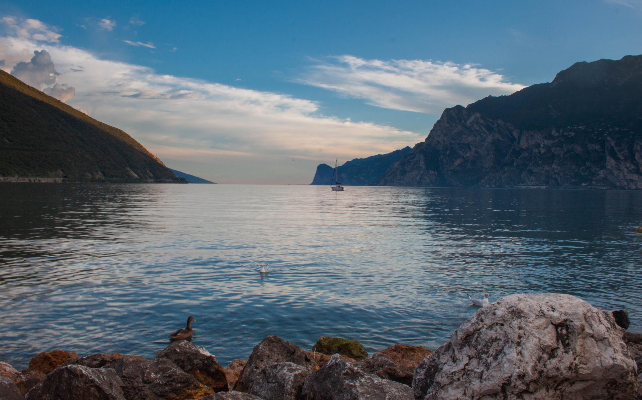 Italiensk vy över sjö och berg