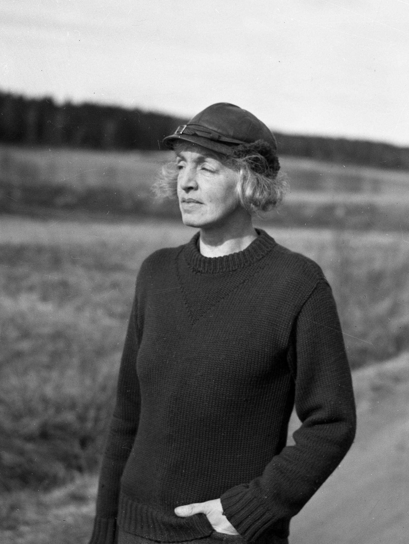 Författarinnan Sigge Stark, pseudonym för Signe Björnberg 1945. Hon hade vid denna tid en bostad och ett häststall vid Arvidslund nordost om Färjestads travbana.
