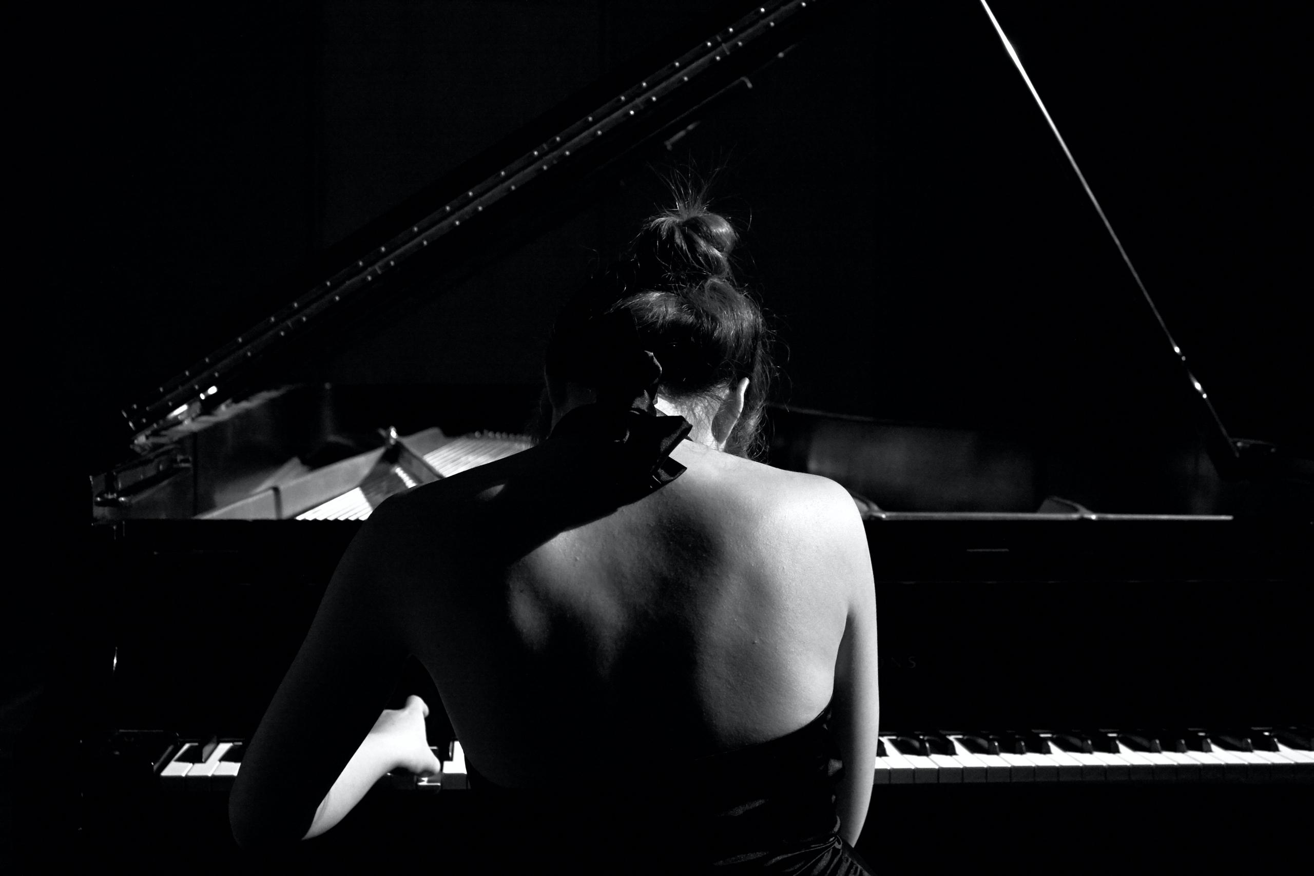 En skicklig pianist spelar piano på scen.