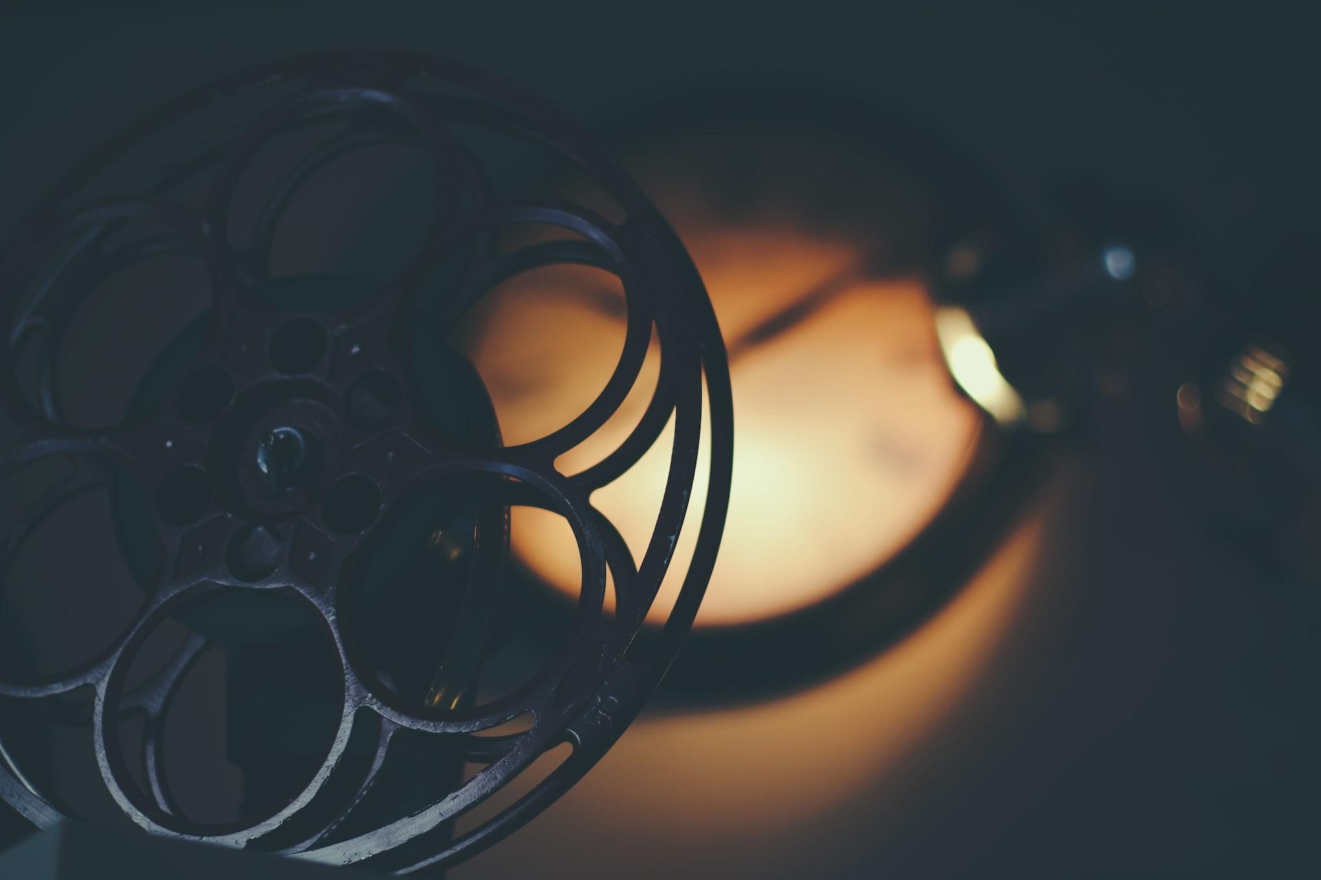 En gammal projektor med filmrulle som man visar biofilm från.