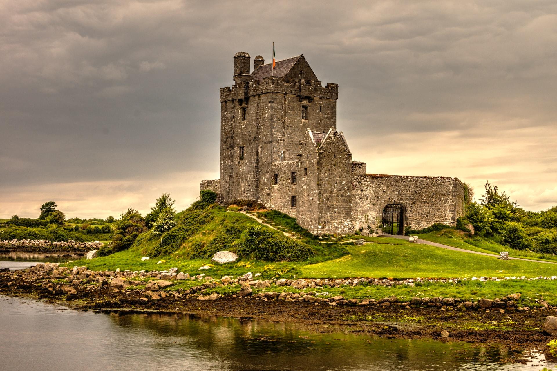 En medeltida borg som ligger vid vattnet på en halvö i countyt Galway.