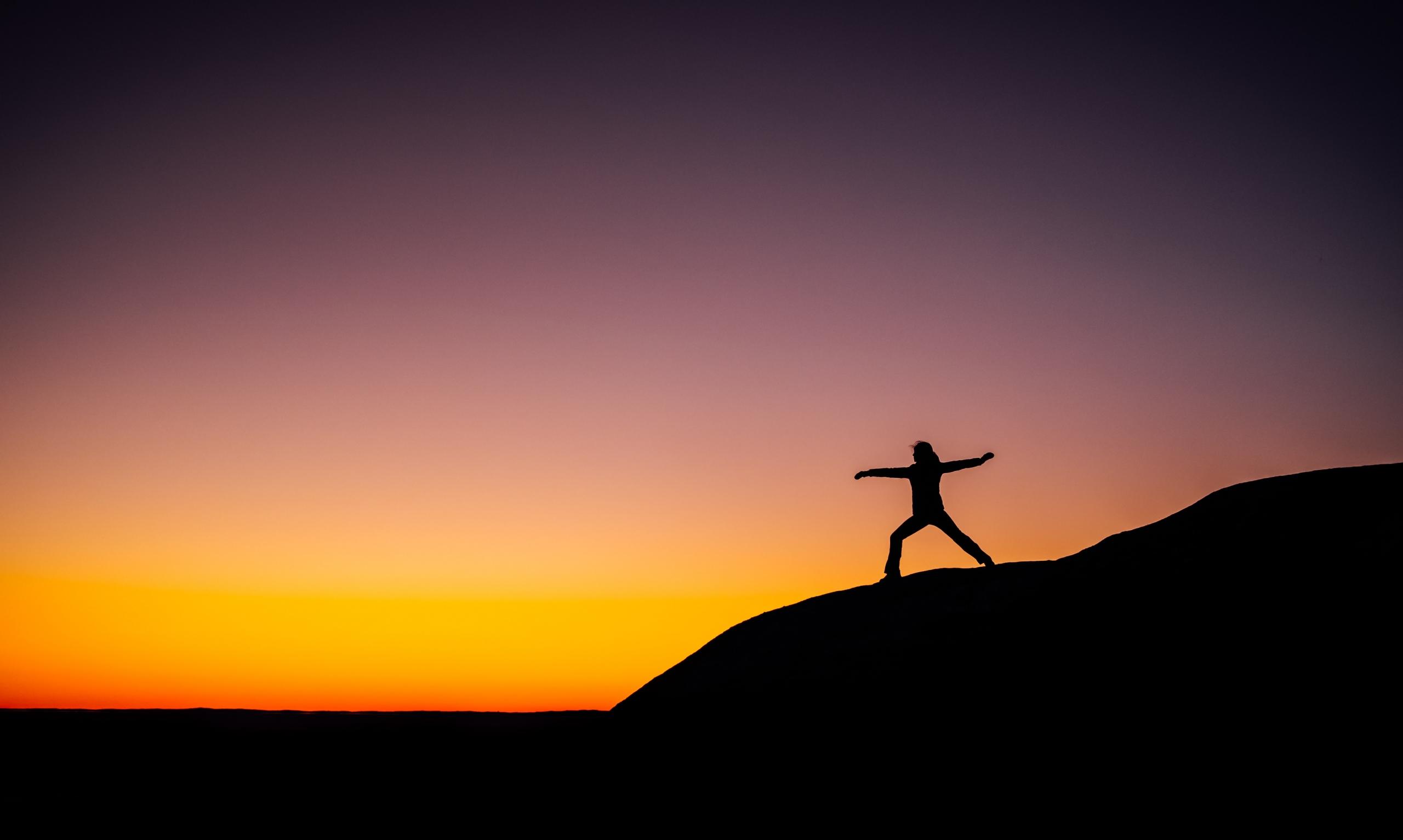 En yogi kör sin yogarutin och börjar med krigarställning I.