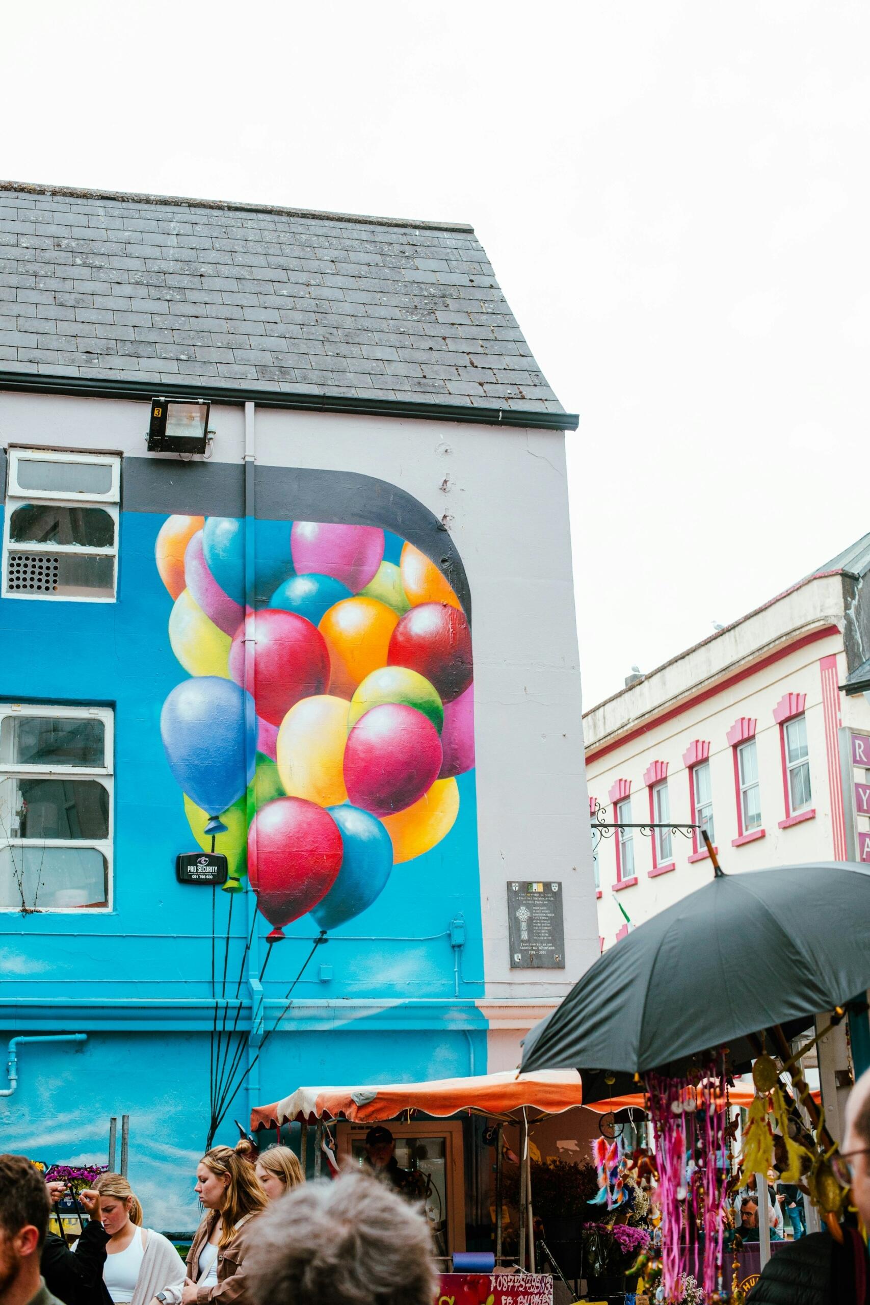 Ballongkonst på marknaden i Galway Foto av Bree Anne på Unsplash