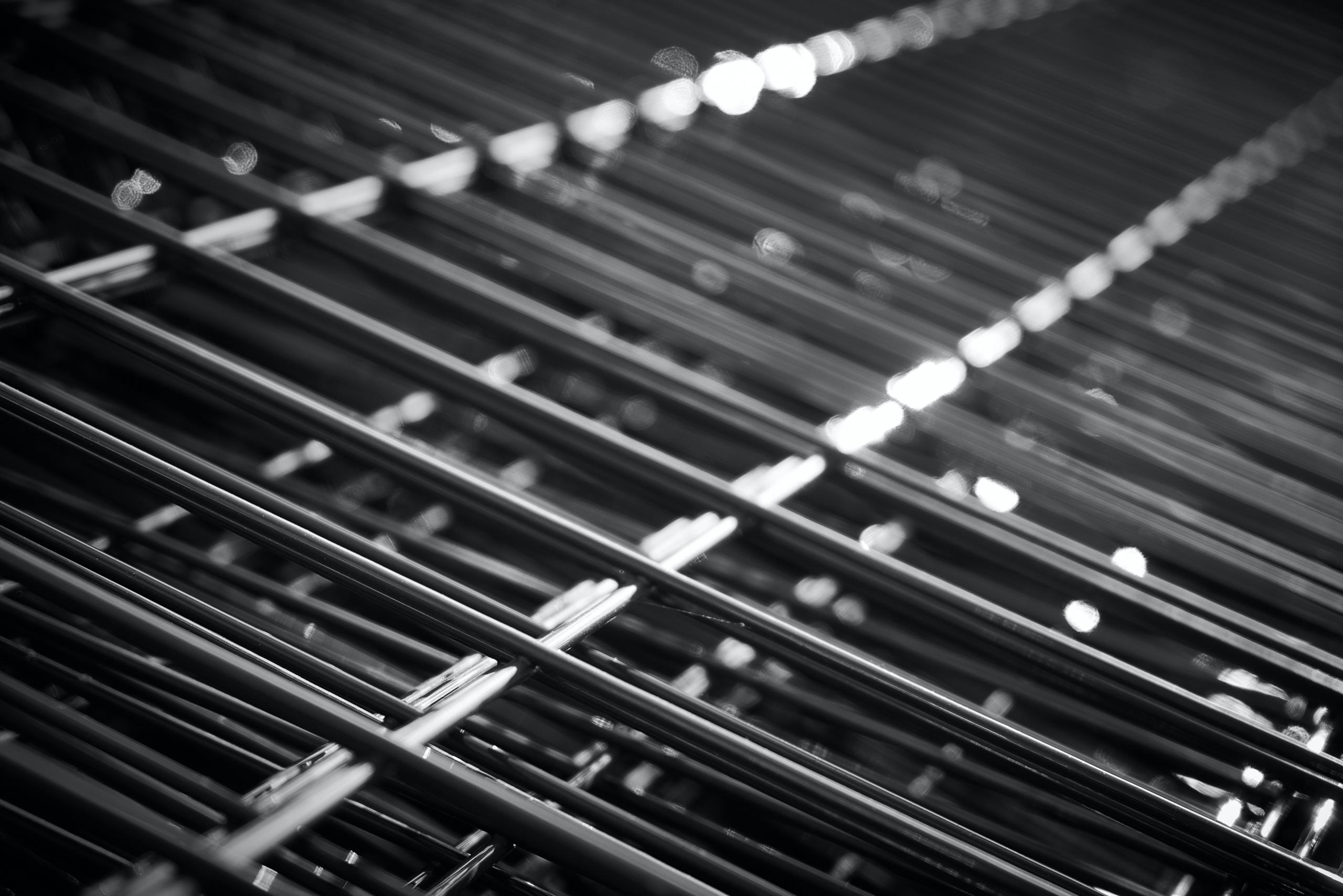 Järnstänger ligger på rad.