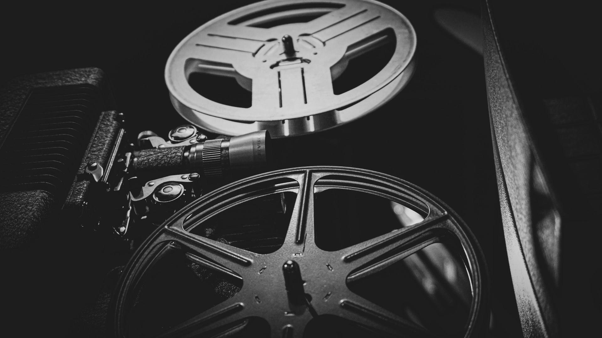Filmrullar till bioprojektor i svartvitt.