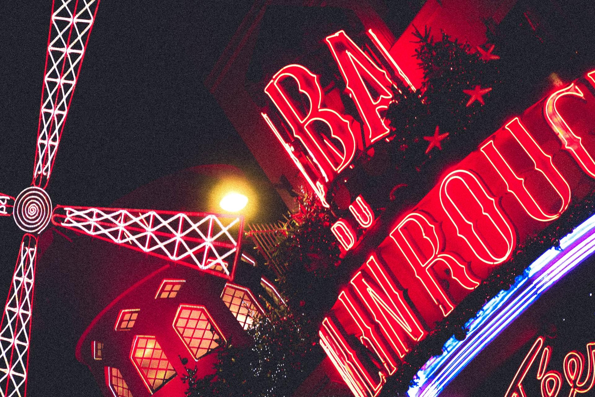Den kända franska teatern Moulin Rouge.