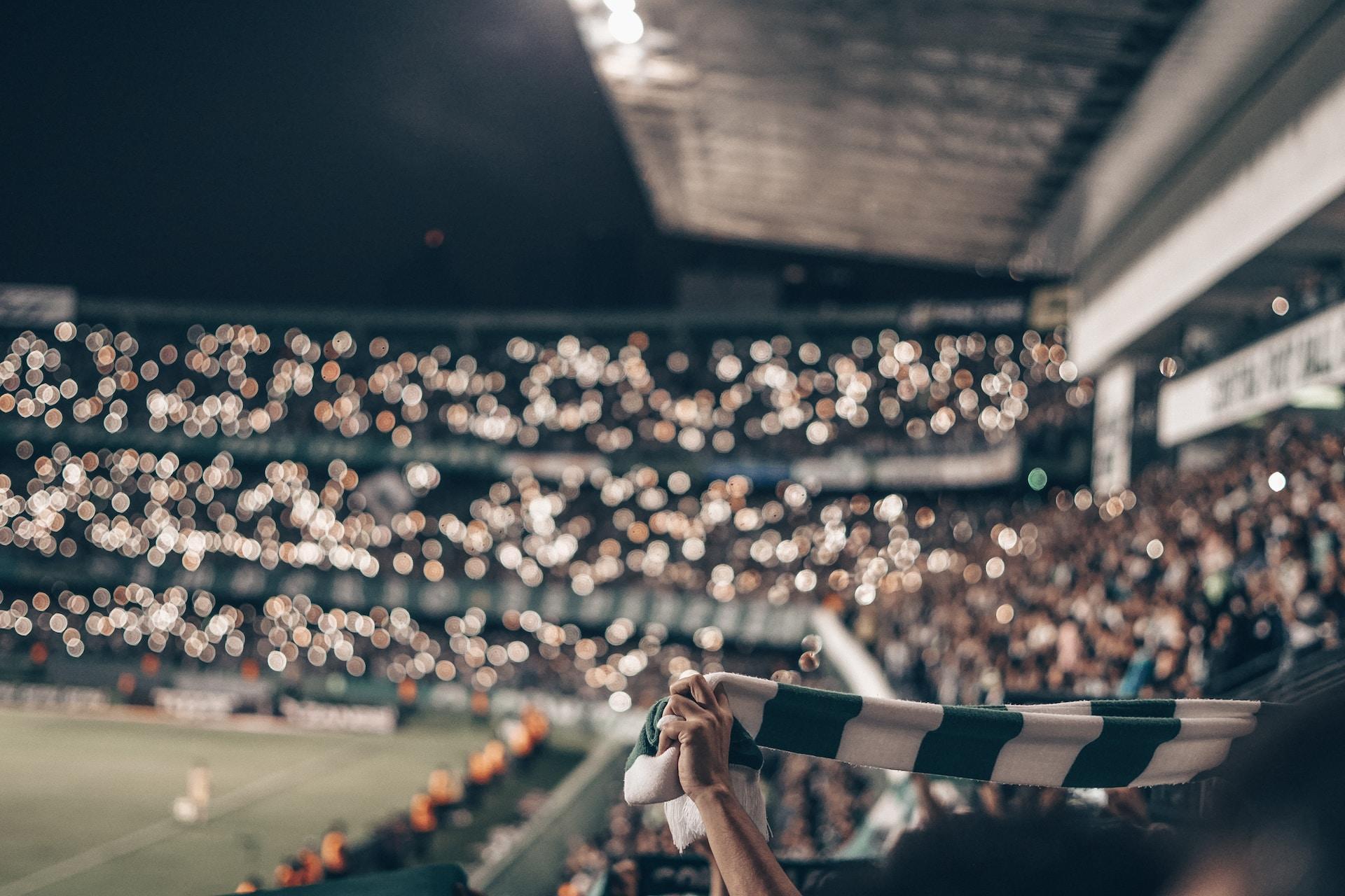 Fotbollssupportrar som fyller läktarna på en fotbollsstadion.