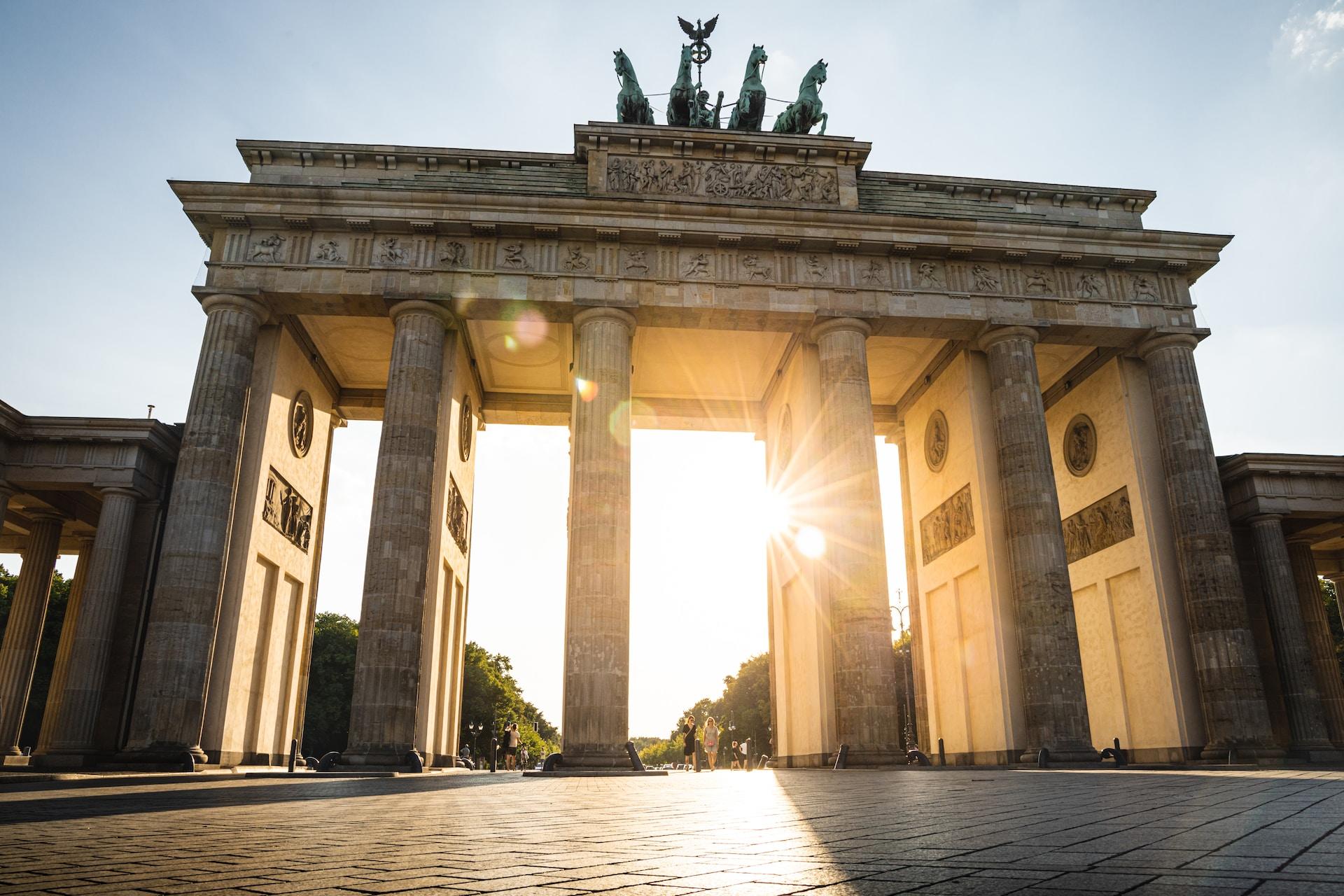 En bild tagen i motljus på monumentet Brandenburger Tor i Berlin.
