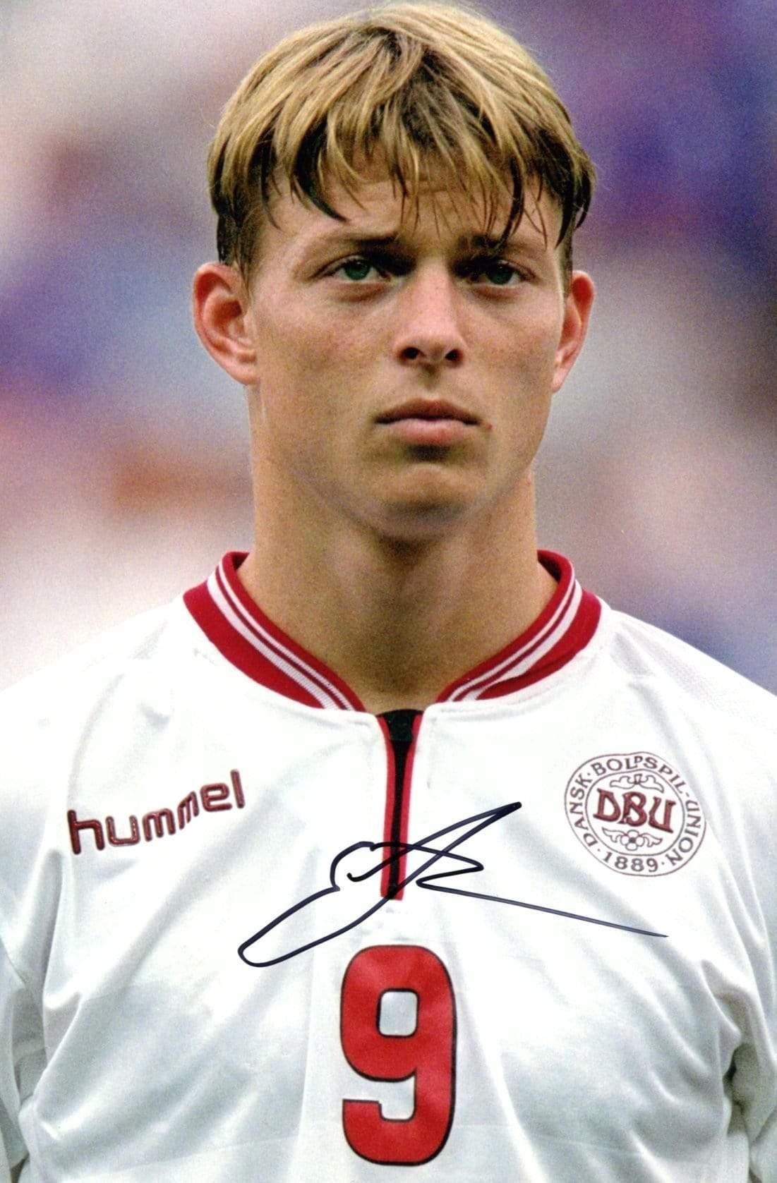 Jon Dahl Tomasson debuterade 1997, här står han uppställd på fotbollsplanen.