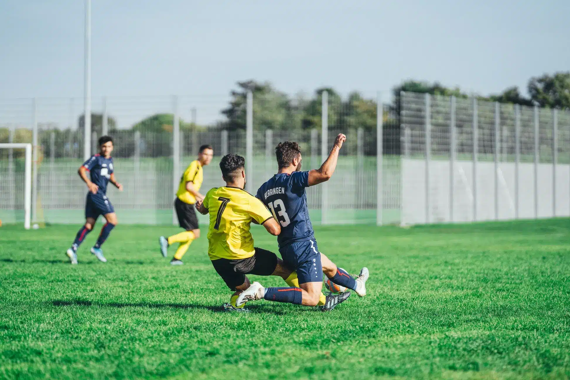 Fotbollspelare mitt i en tackling.