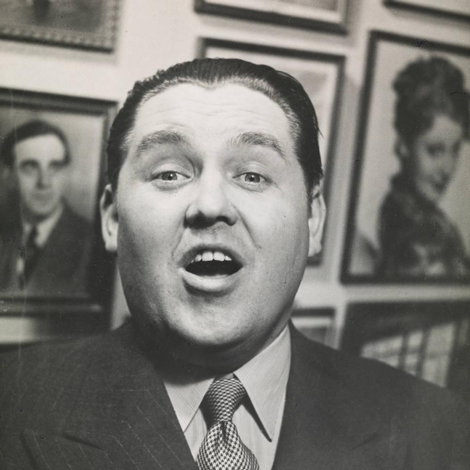 Jussi Björling tittar glatt in i kameran.