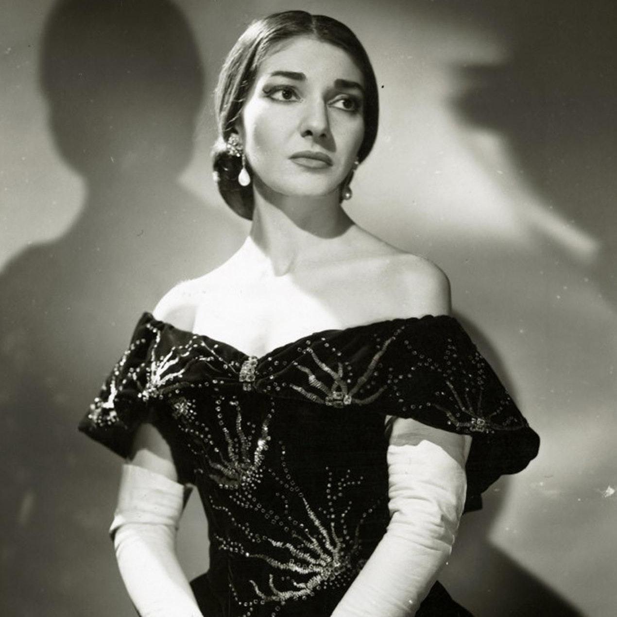 Svartvitt fotografi på den berömda operasångaren Maria Callas (1923-1977).