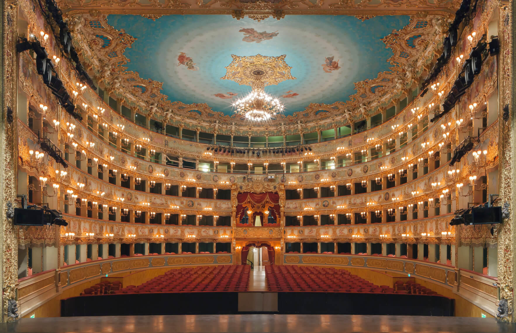 Insidan av Teatro La Fenice i Venedig sett från scenen.