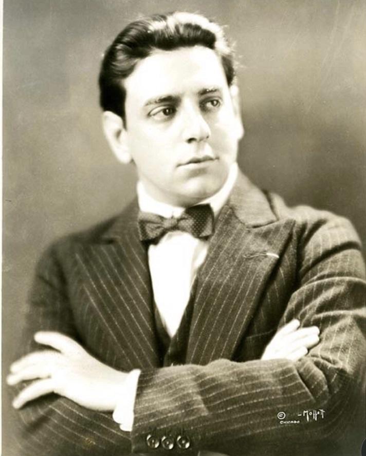 Tidigt svartvitt fotografi på operasångaren Tito Schipa (1888-1965).