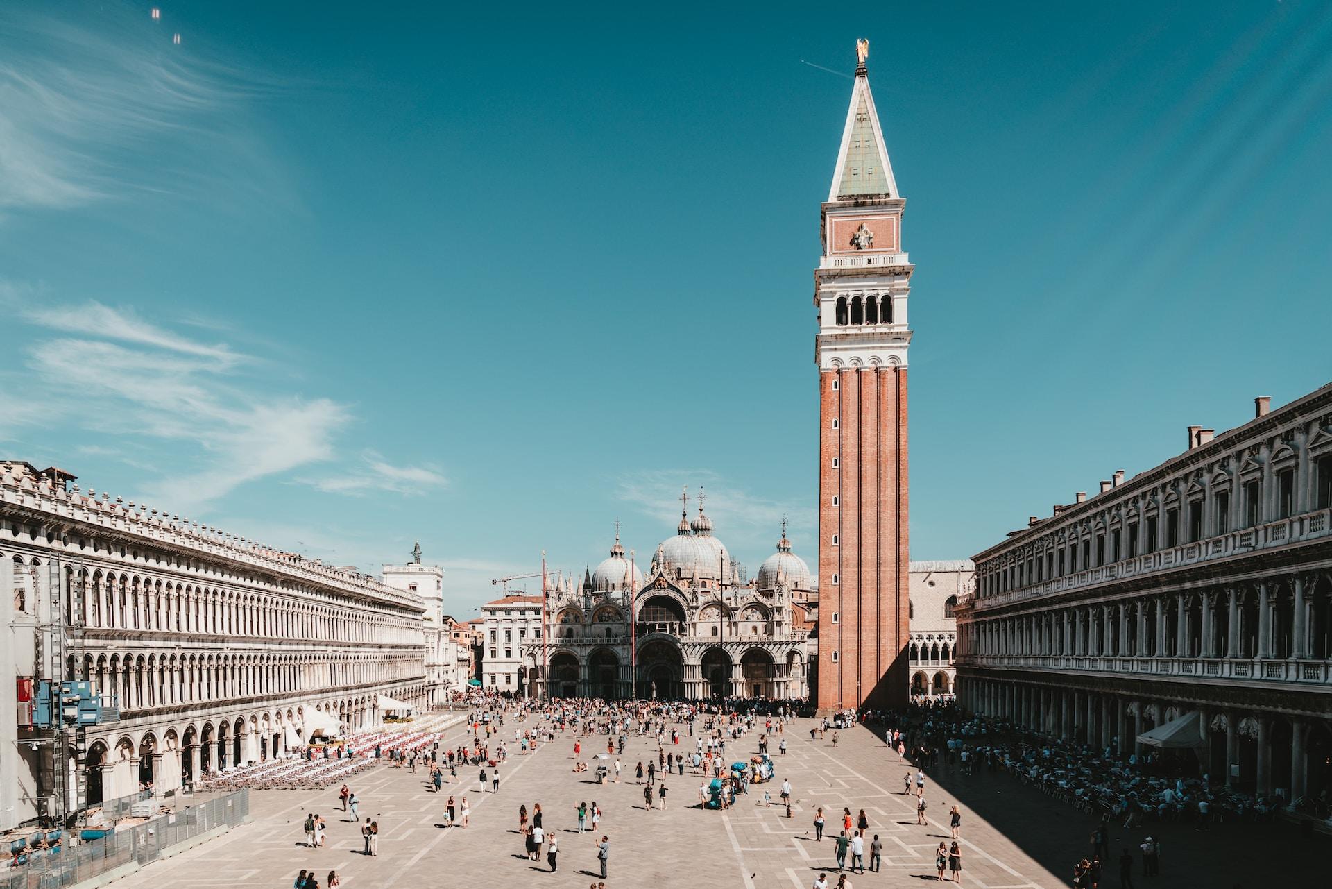 Stora torget i Venedig sett från taken.
