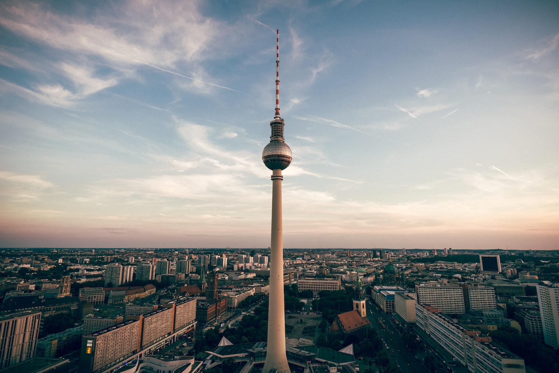 Flygfoto över Berlin i solnedgång.