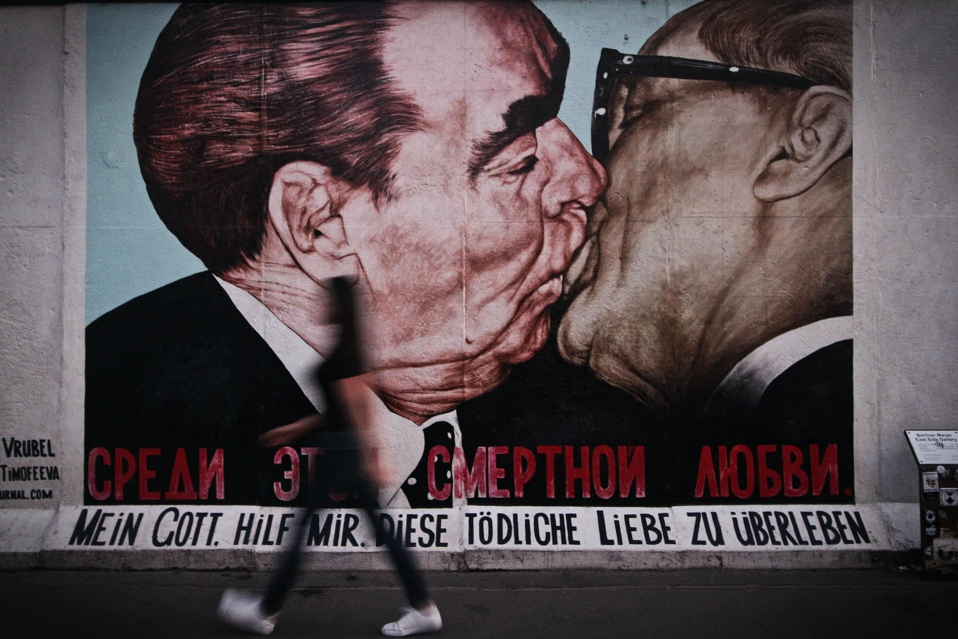 En bit av Berlinmuren med en muralmålning föreställande USA och Sovjets presidenter (under kalla kriget) kyssa varandra.