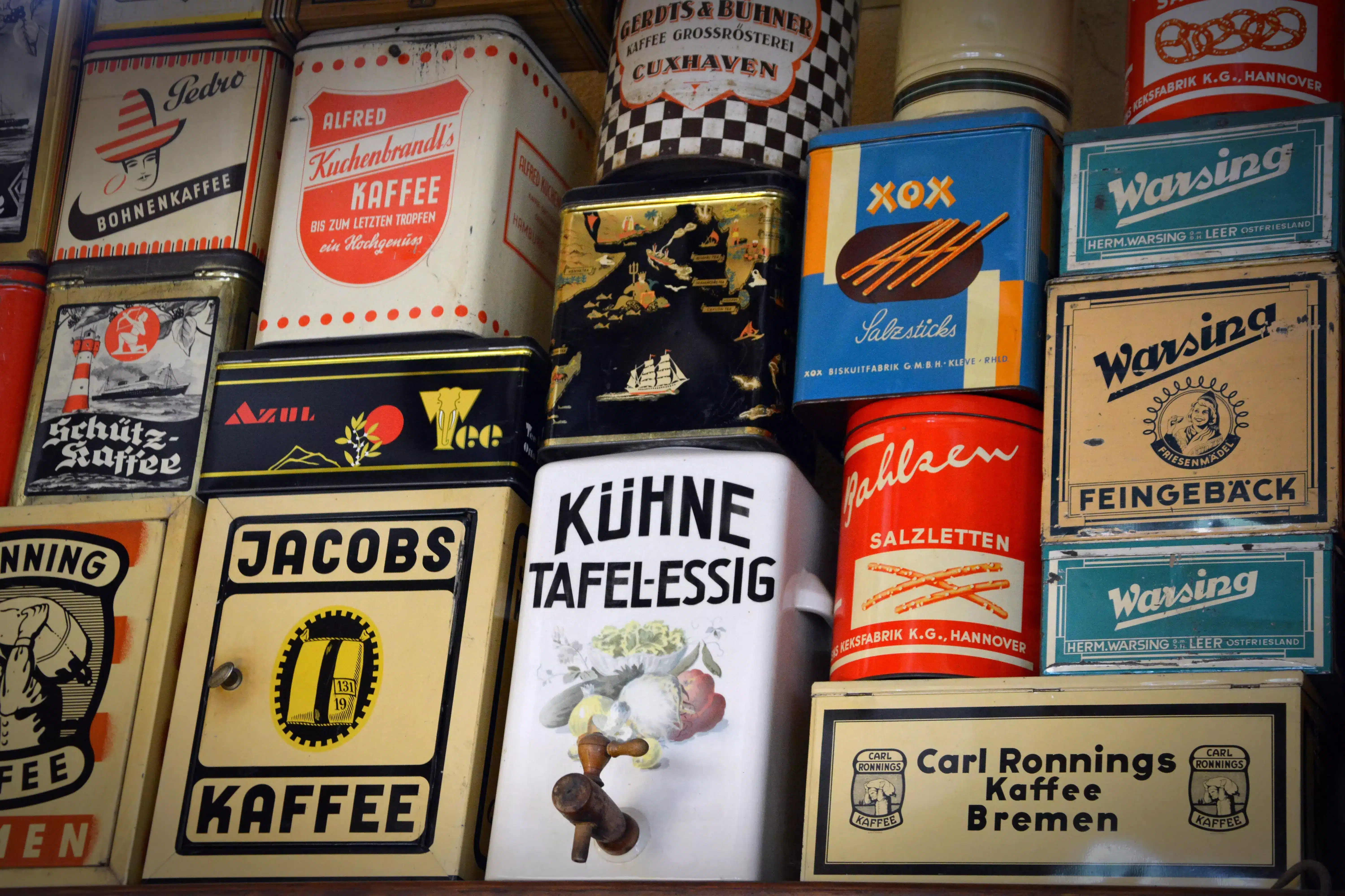 En samling plåtburkar i retrostil med tysk text på. 