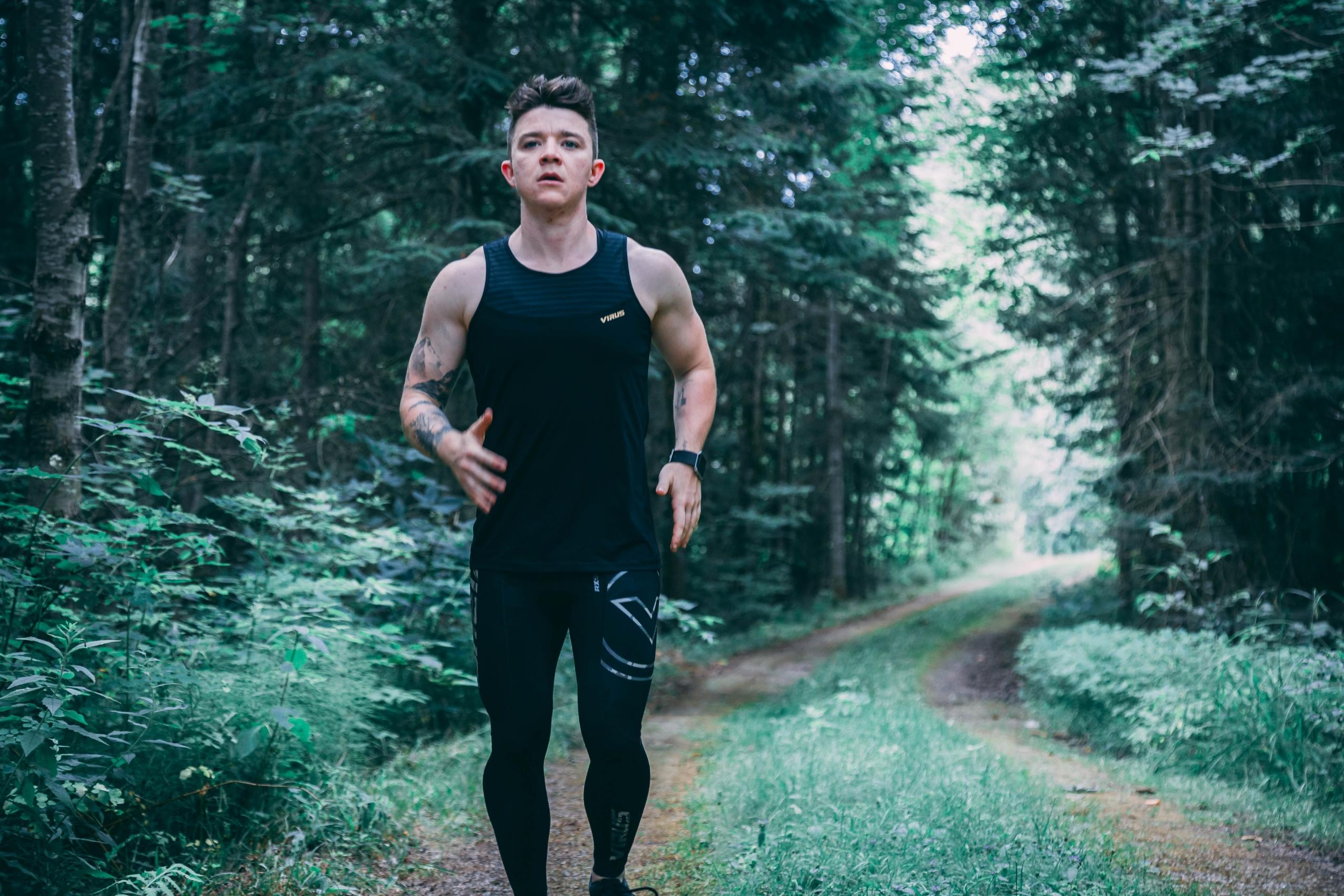 Löpare får motivation och coachning i löpspåret med hjälp av sin PT