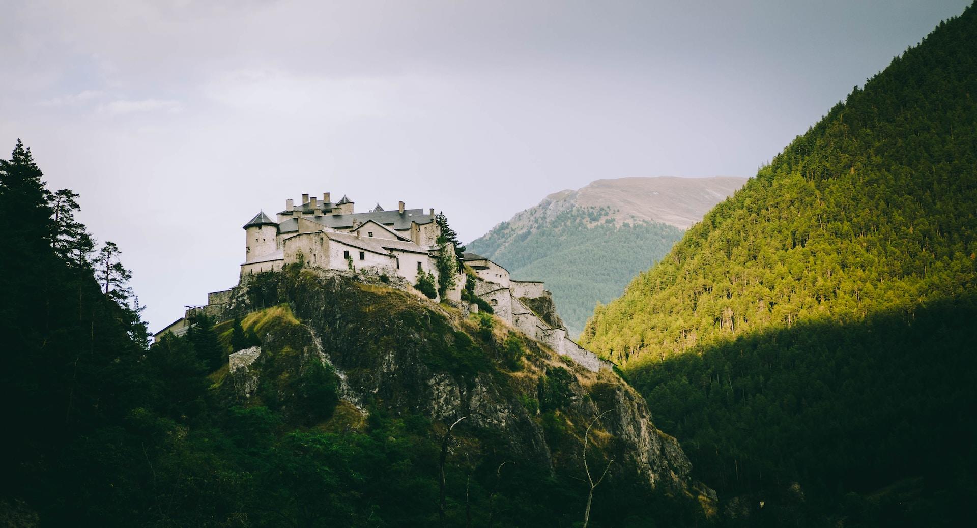 Ett franskt slott uppe i bergen.