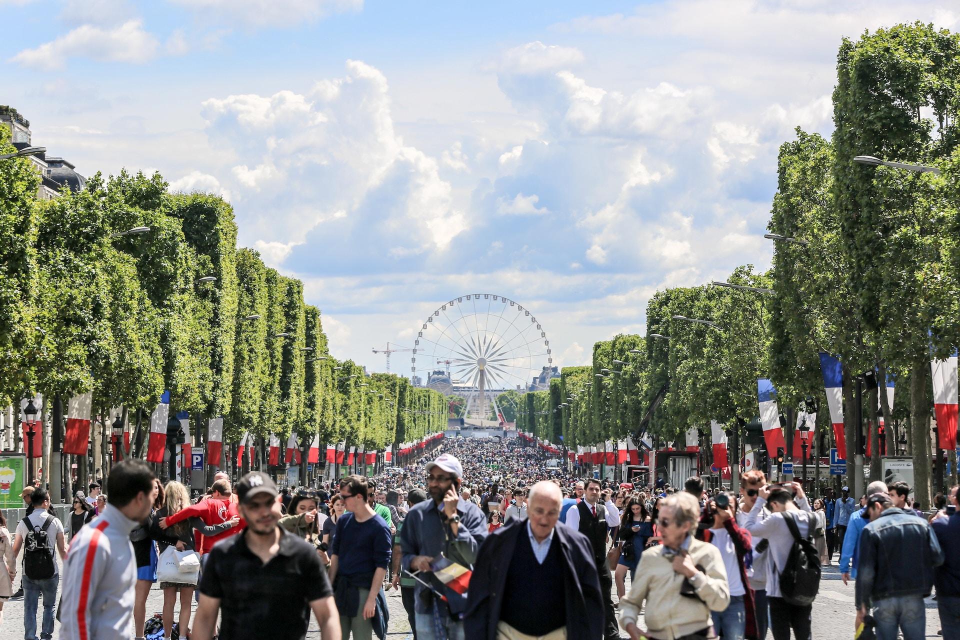 Champs Elysées är fullt med folk som demonstrerar.