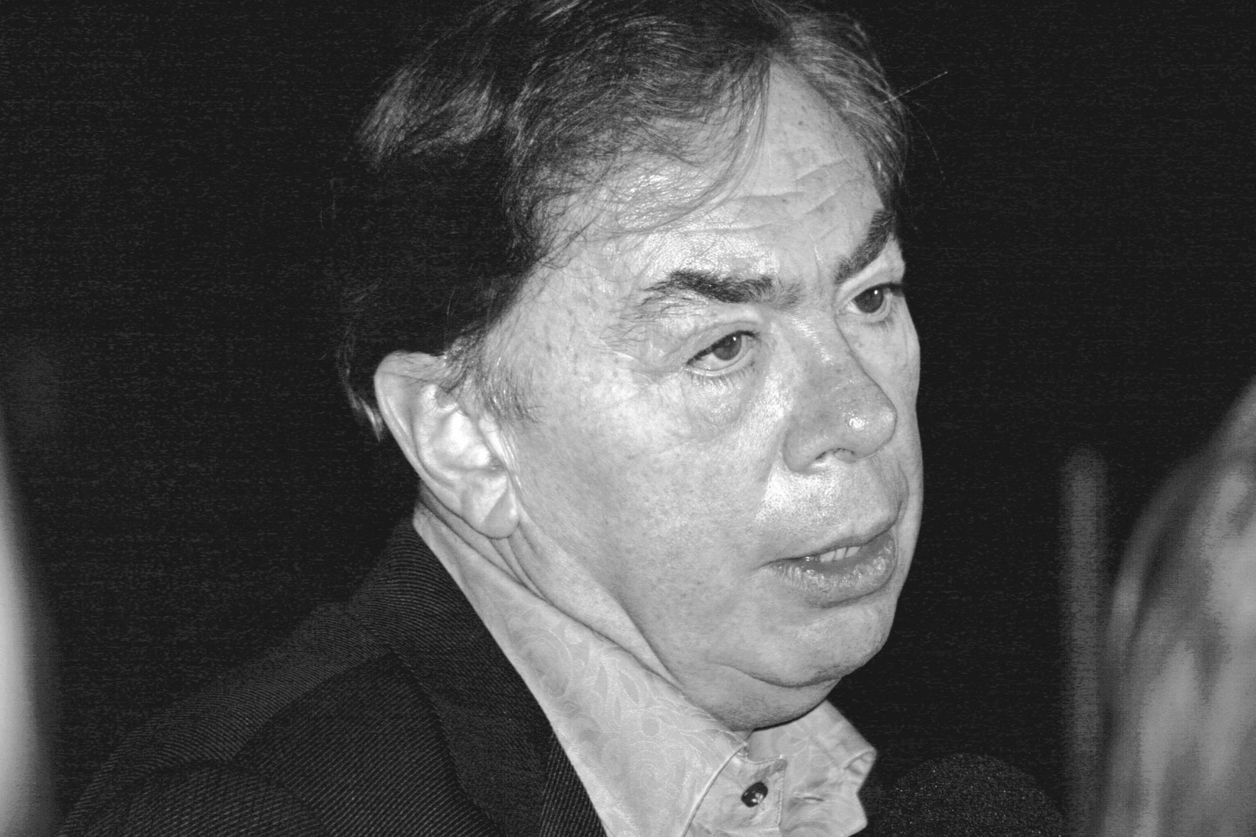 En svartvit bild på Andrew Lloyd Webber.