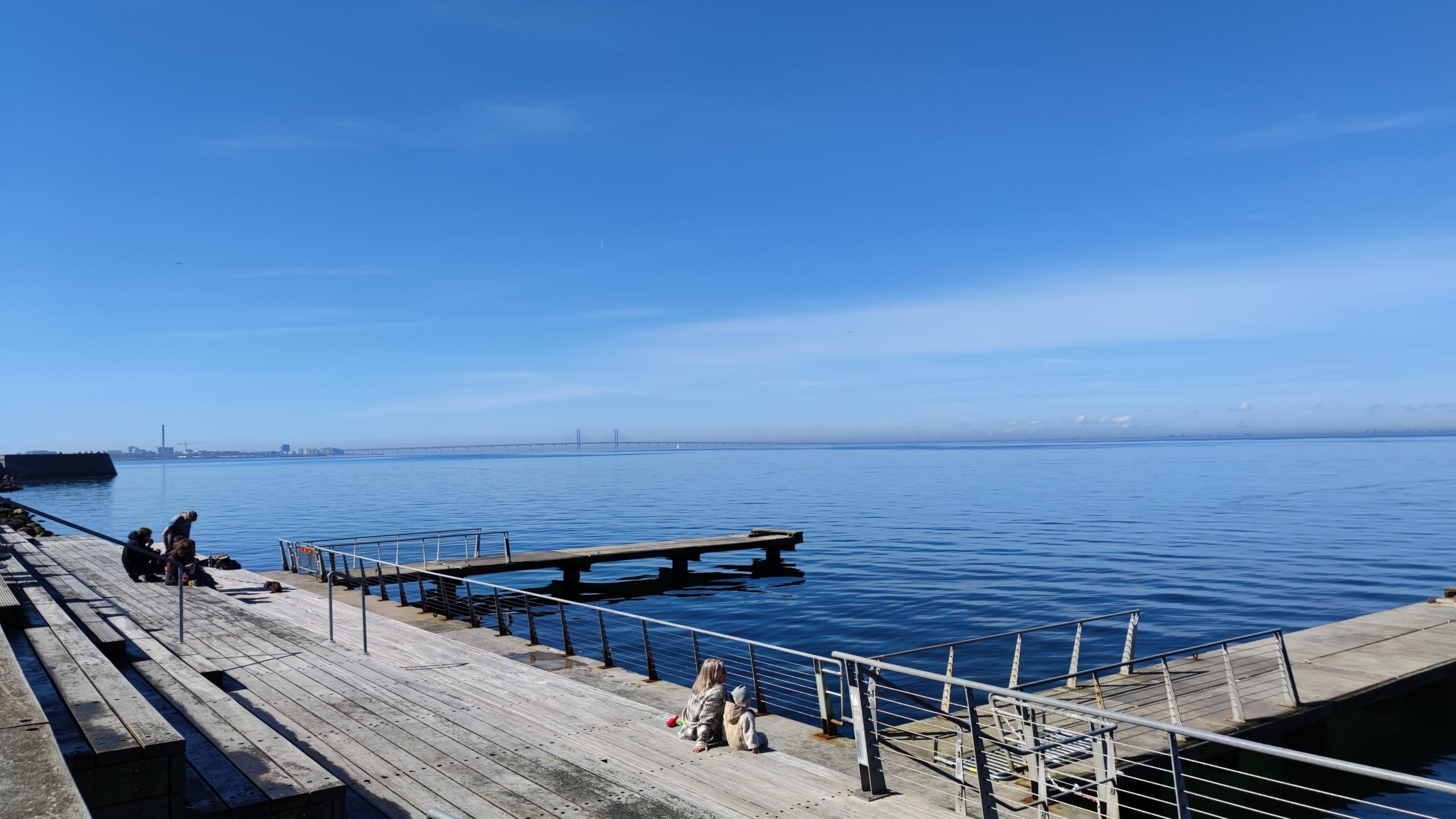 Simma vid någon av Malmös bryggor, som denna vid Västra Hamnen. 