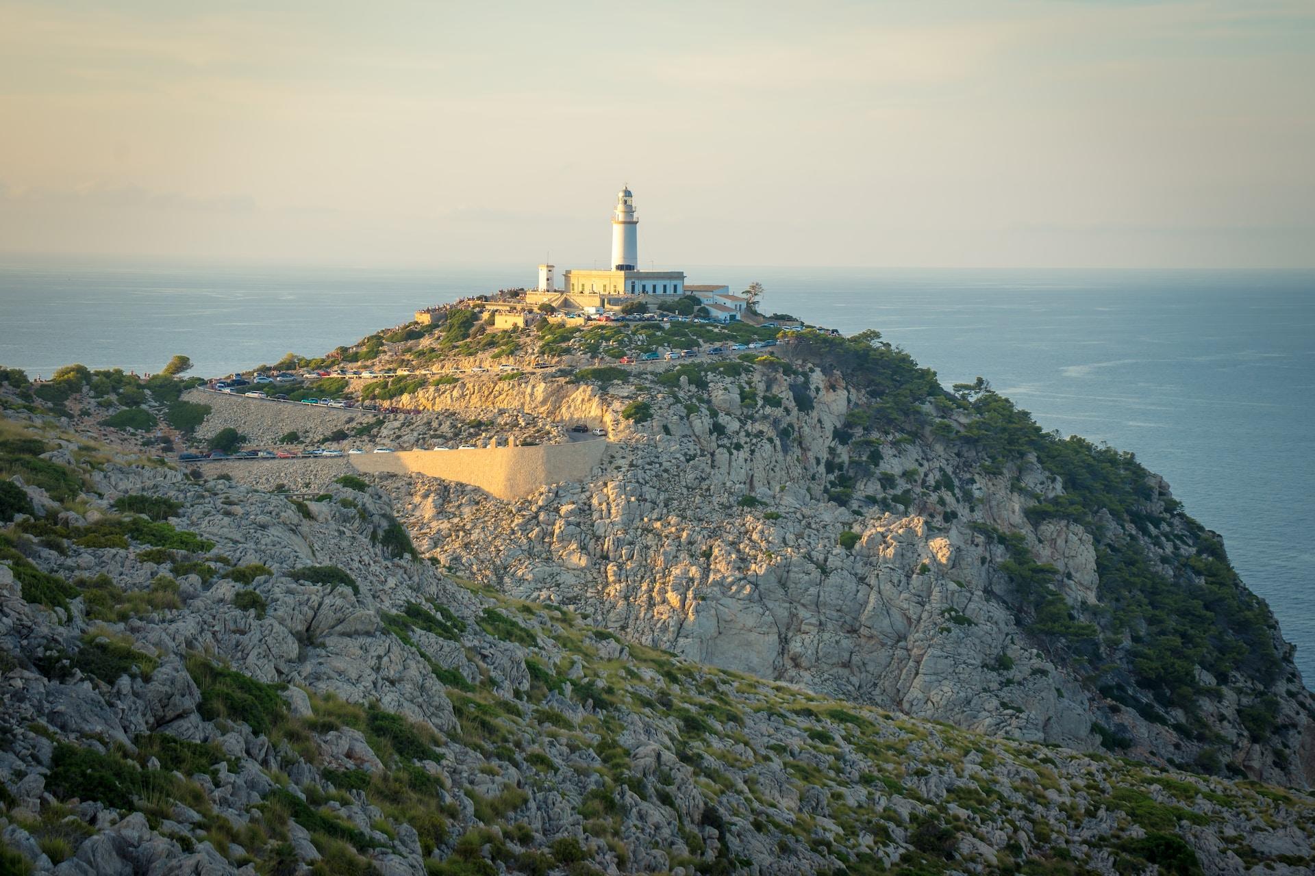 En fyr uppe på en bergstopp i Spanien.
