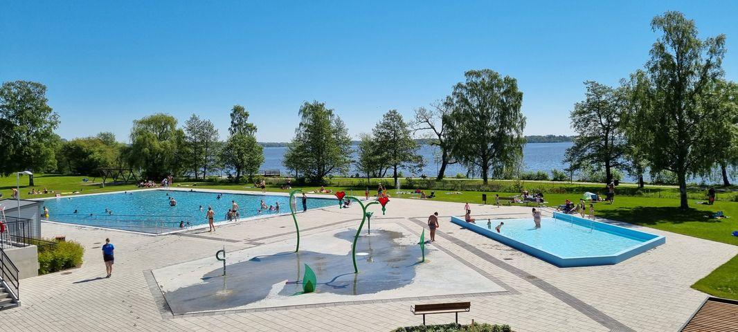 Bada och simma på Lögarängsbadet i Västerås