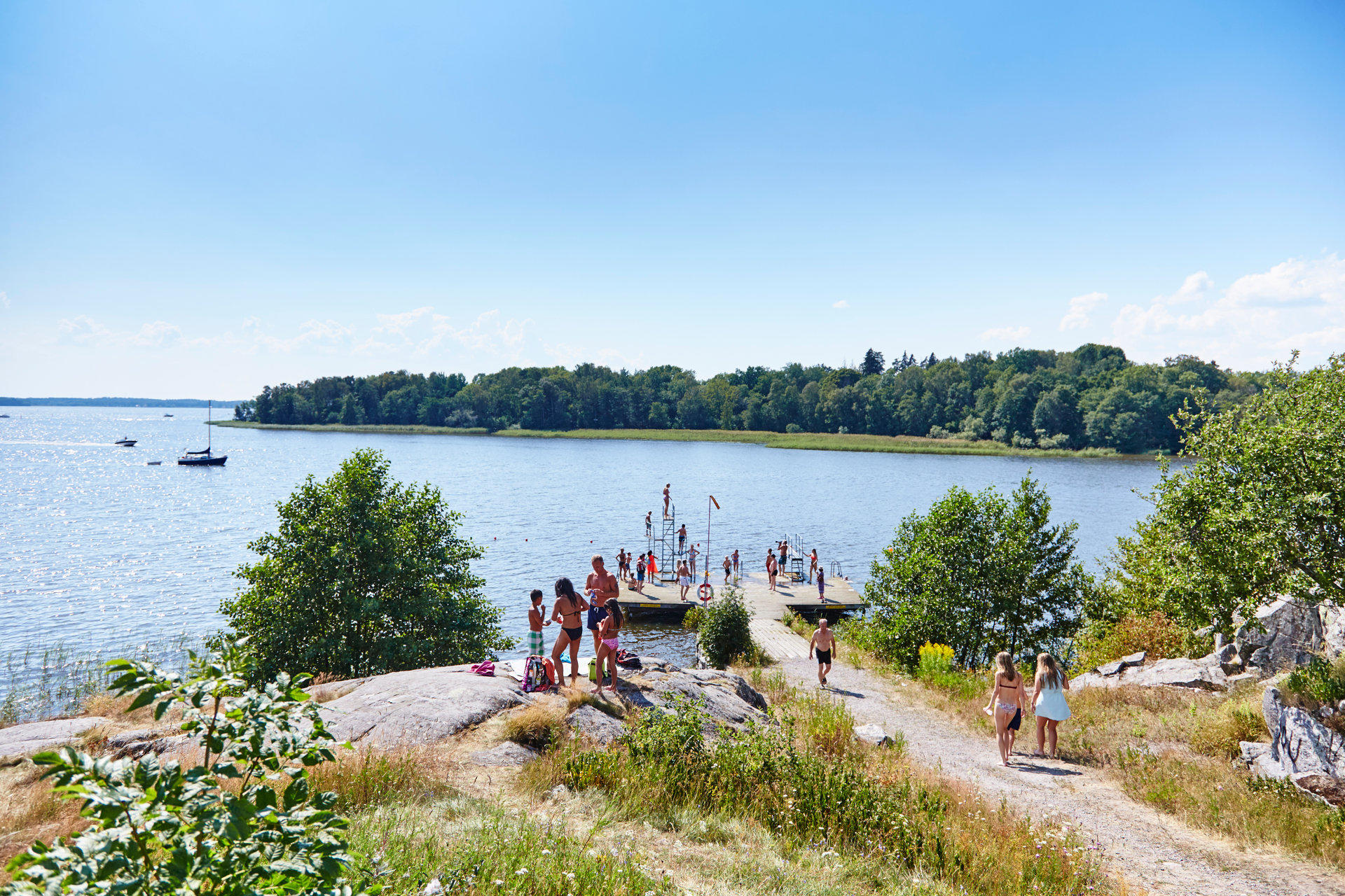 Åk ut till Östra Holmen i Västerås för bad och simning