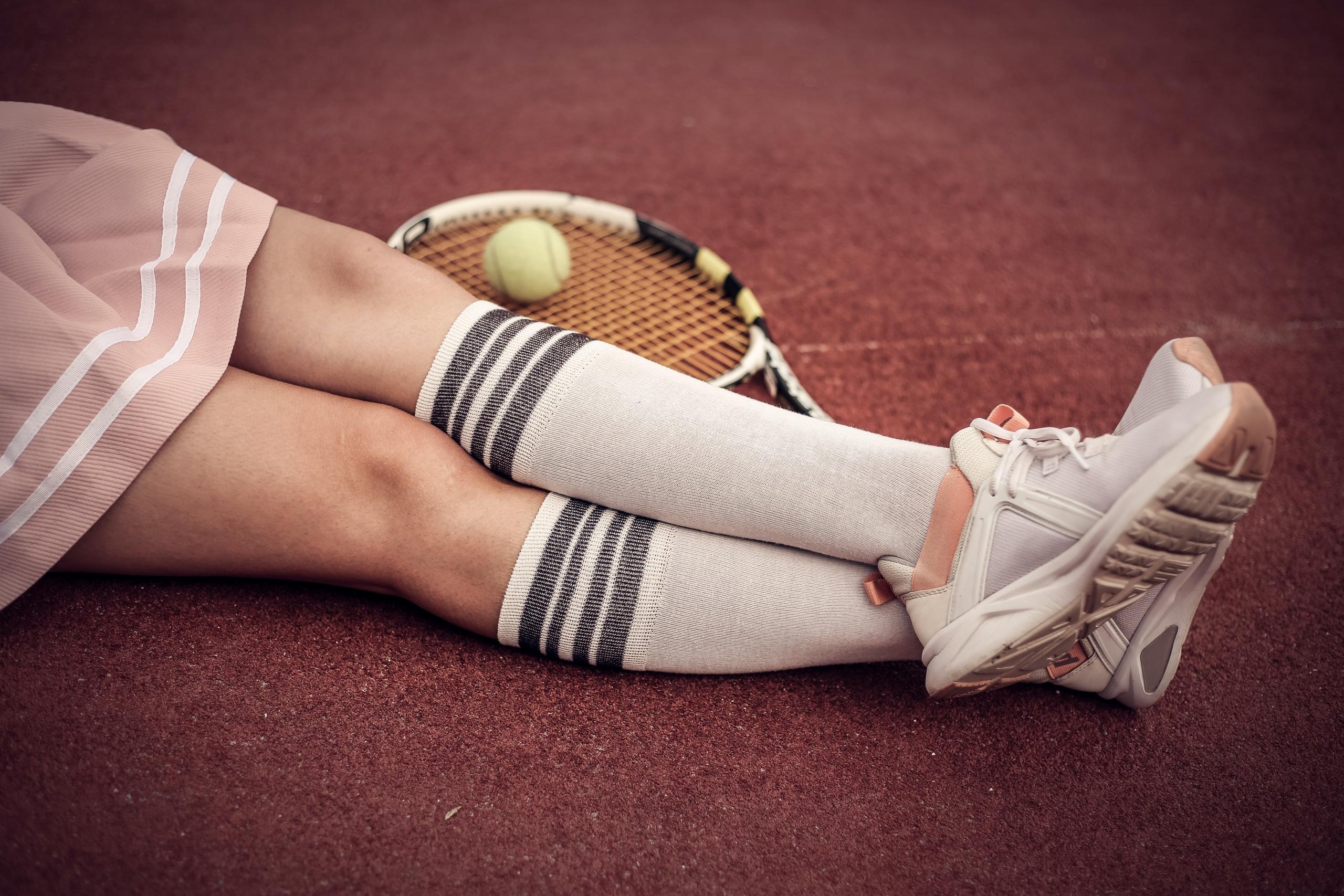 Tennisspelare vilar på planen efter en tuff match, förberedelse inför Wimbledon final