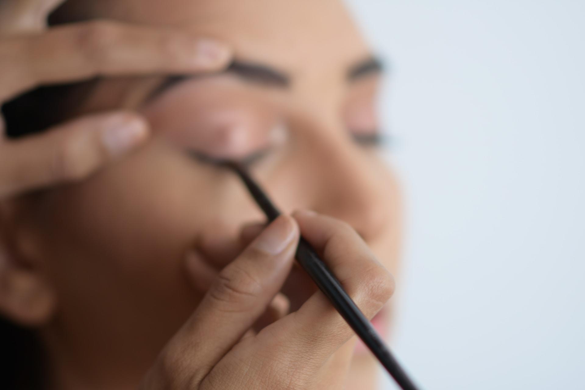 En person blir sminkad av en makup artist