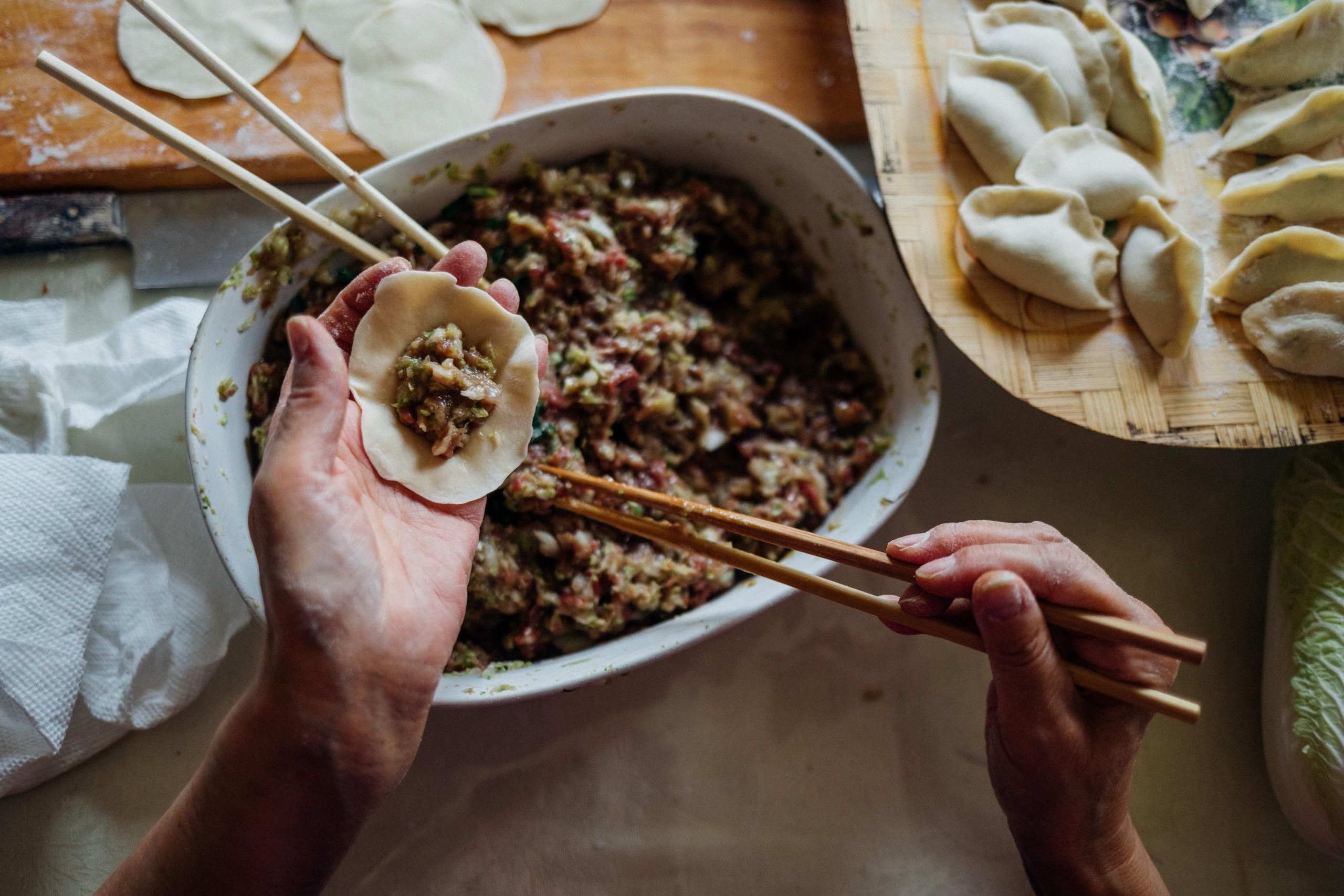 Laga dumplings med hjälp av din wok