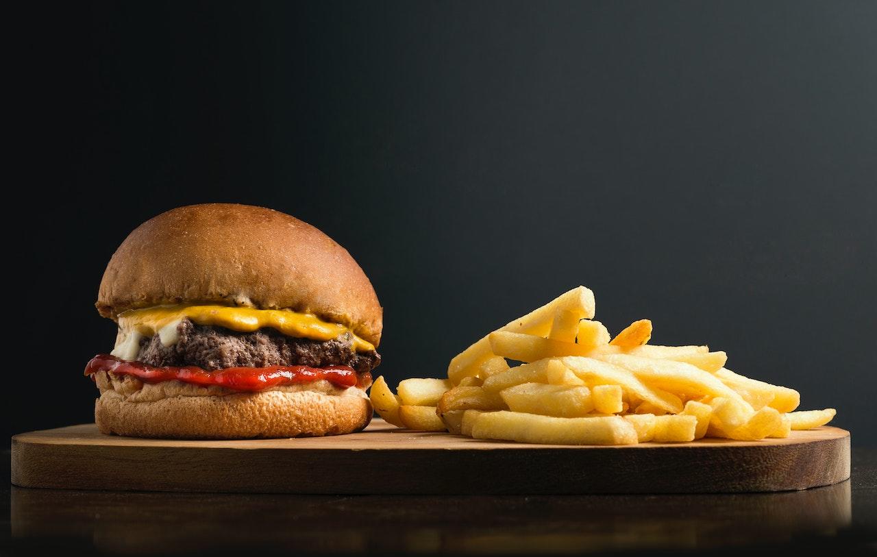 Hamburgare med pommes frites