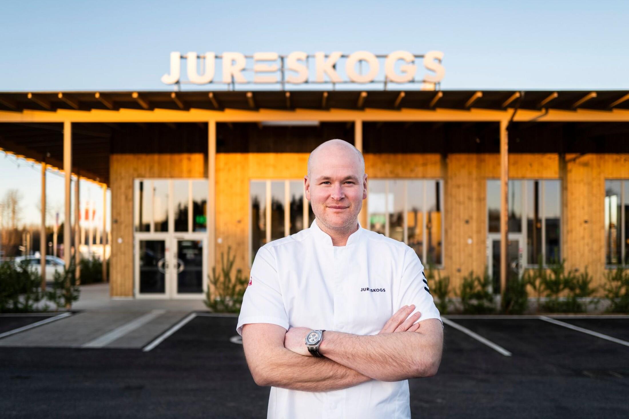 Svenska kocken Johan Jureskog framför den egna hamburgerkedjan Jureskogs i Växjö