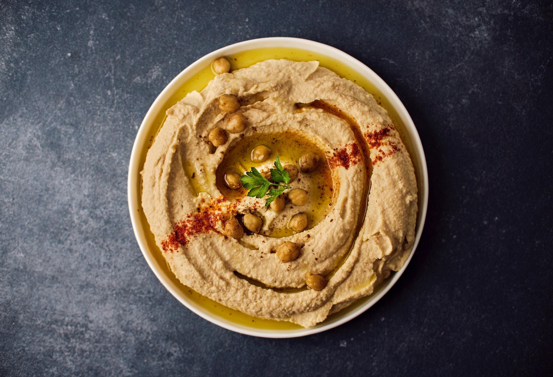 Hummus i en tallrik