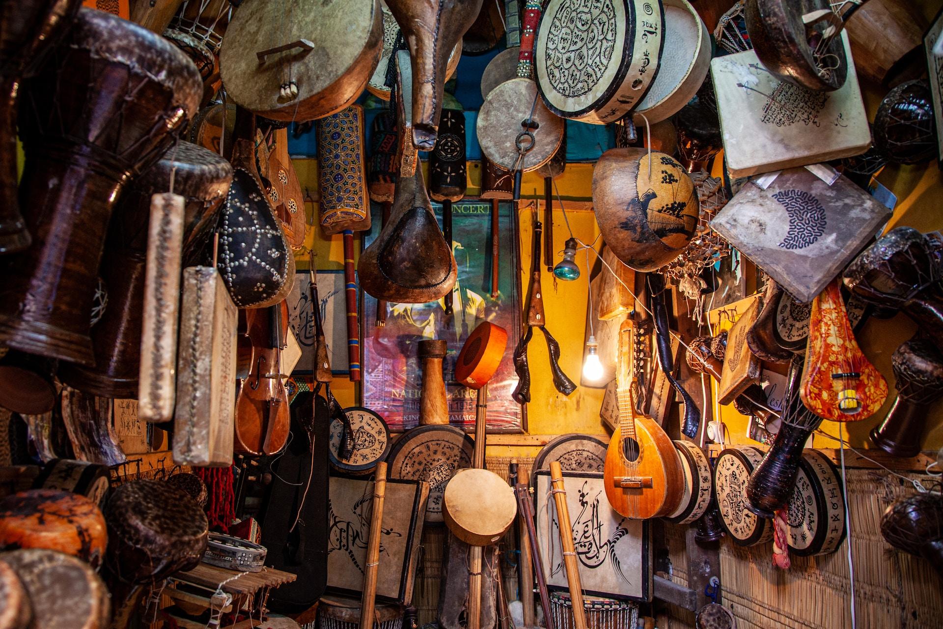 En butik fylld till bredden med arabiska musikinstrument.