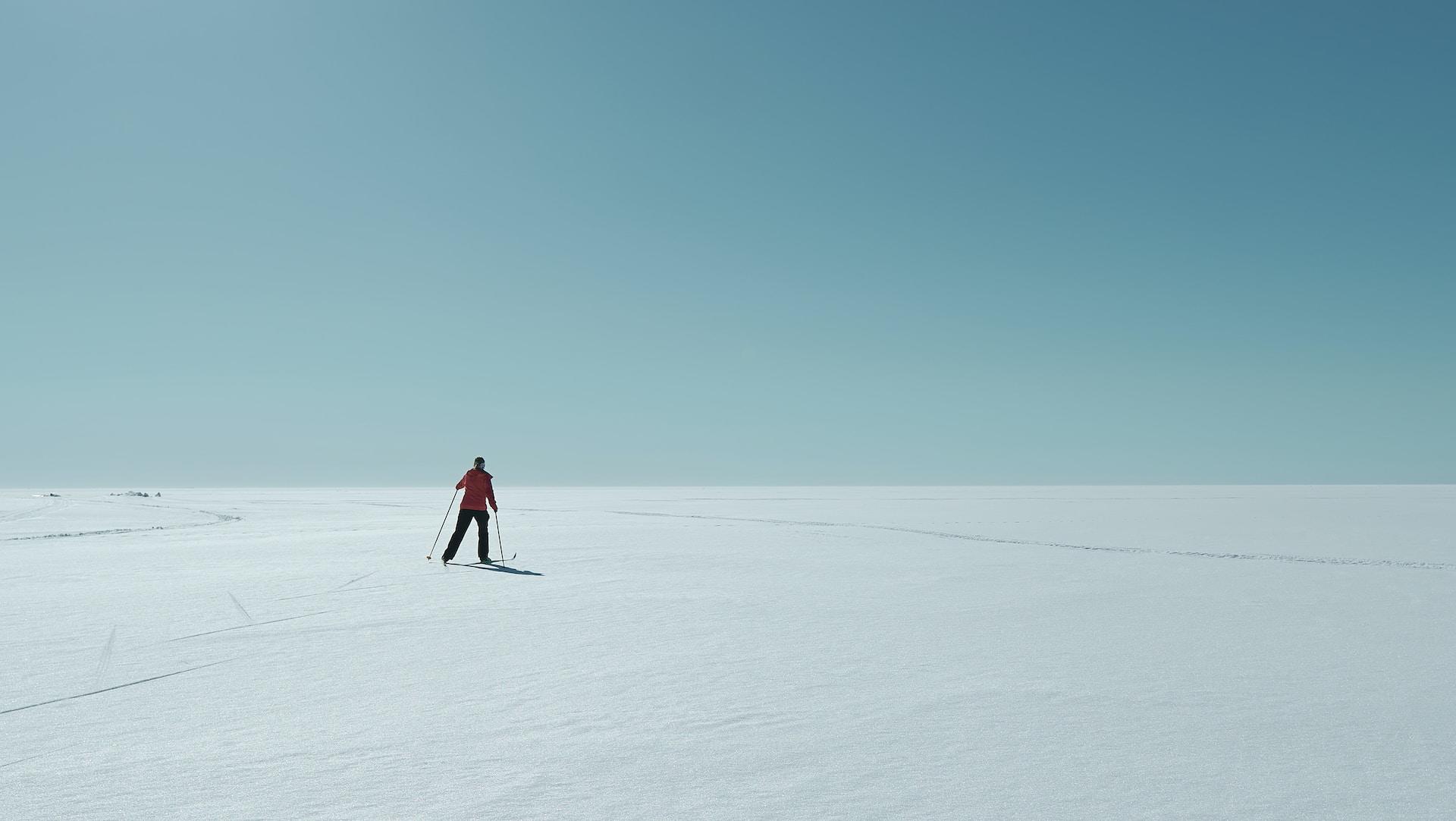 En ensam skidåkare.