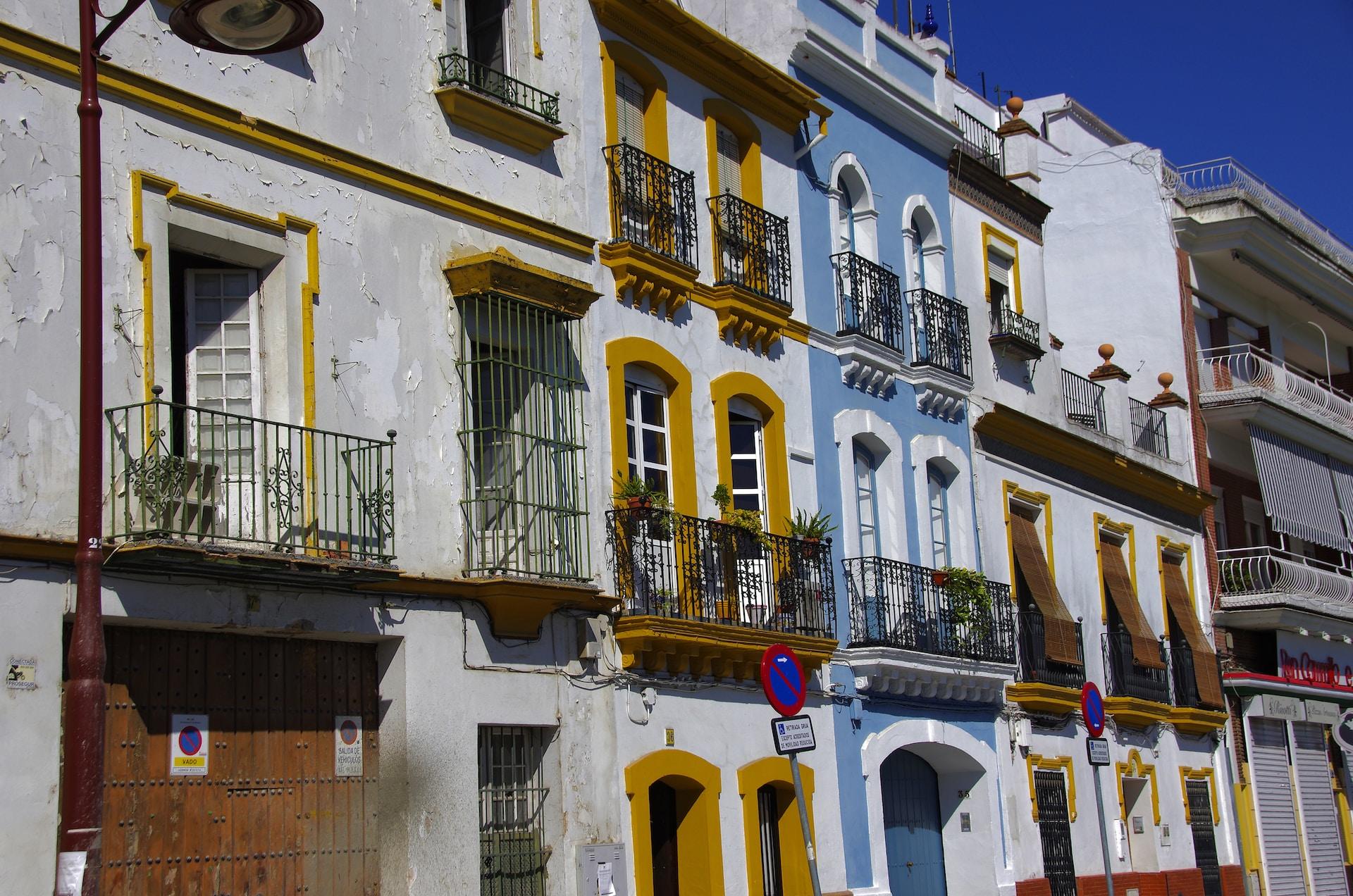 Färgglada hur i rad i Sevilla i Spanien.