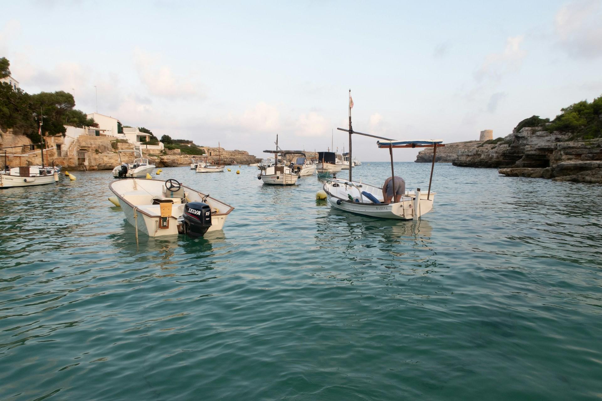 Båtar i vattnet på Menorca, Spain