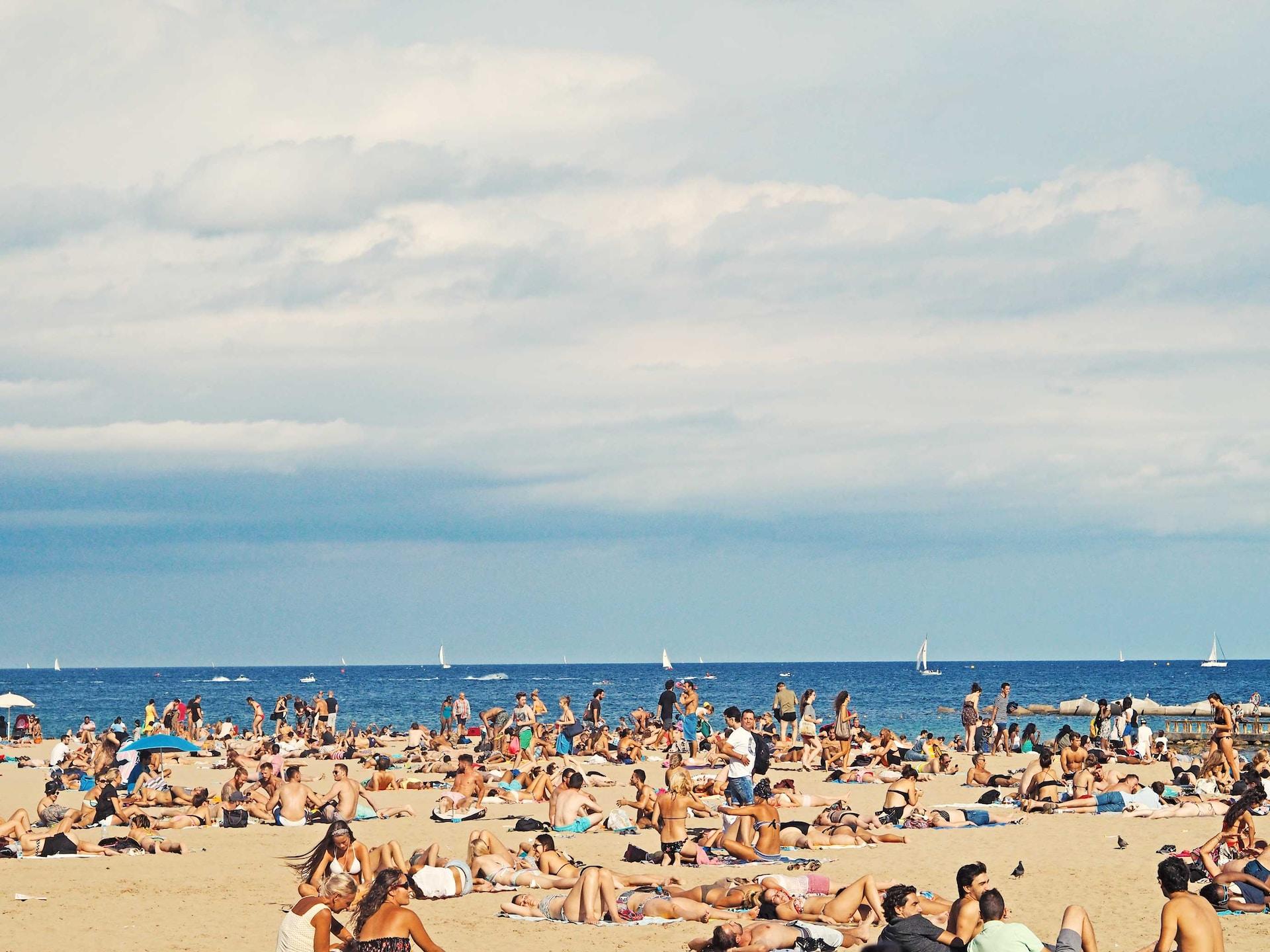 Strand med människor i Barcelona
