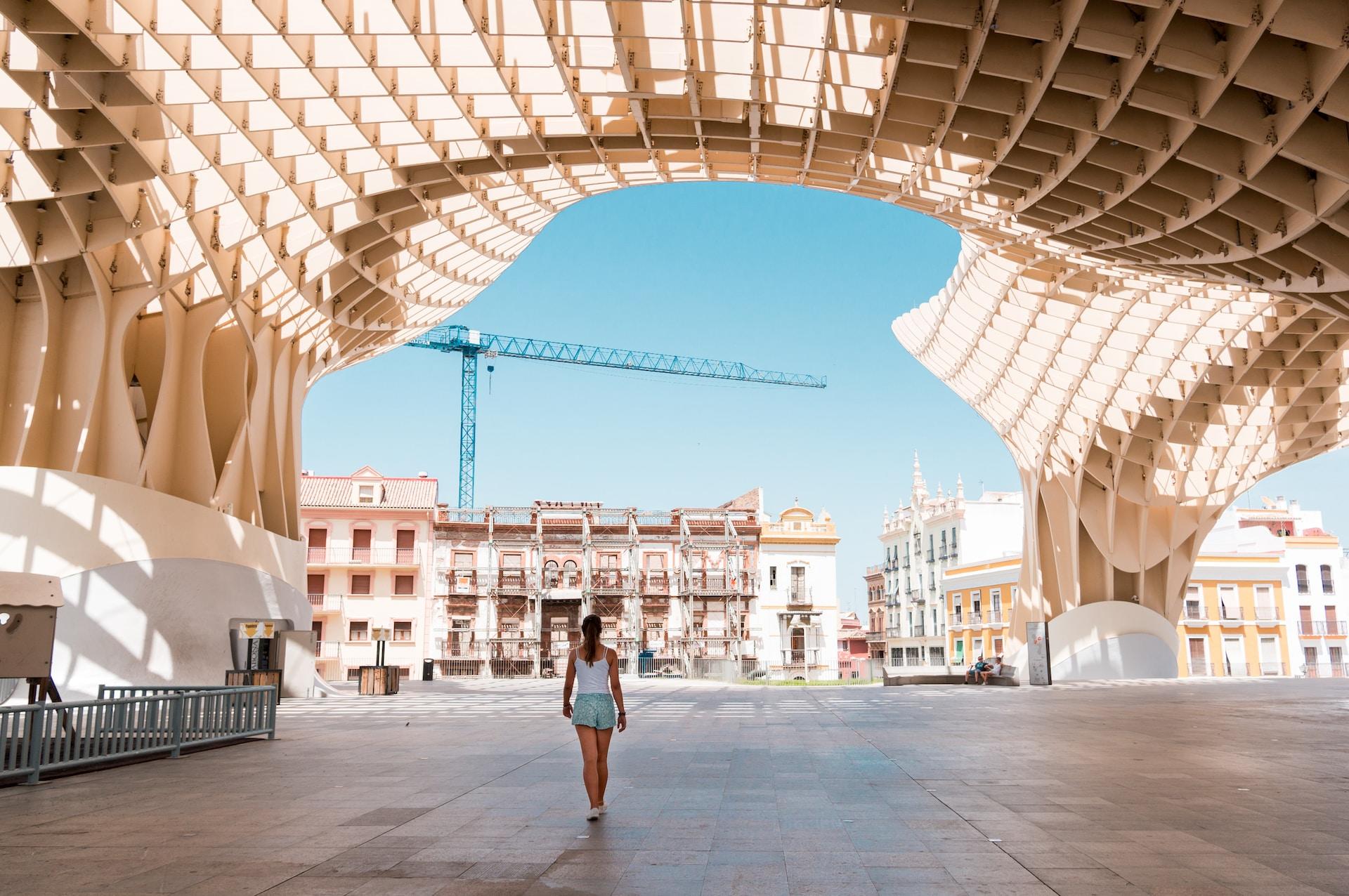 Person som går under taket på Metropol parasol, Sevilla, Spanien