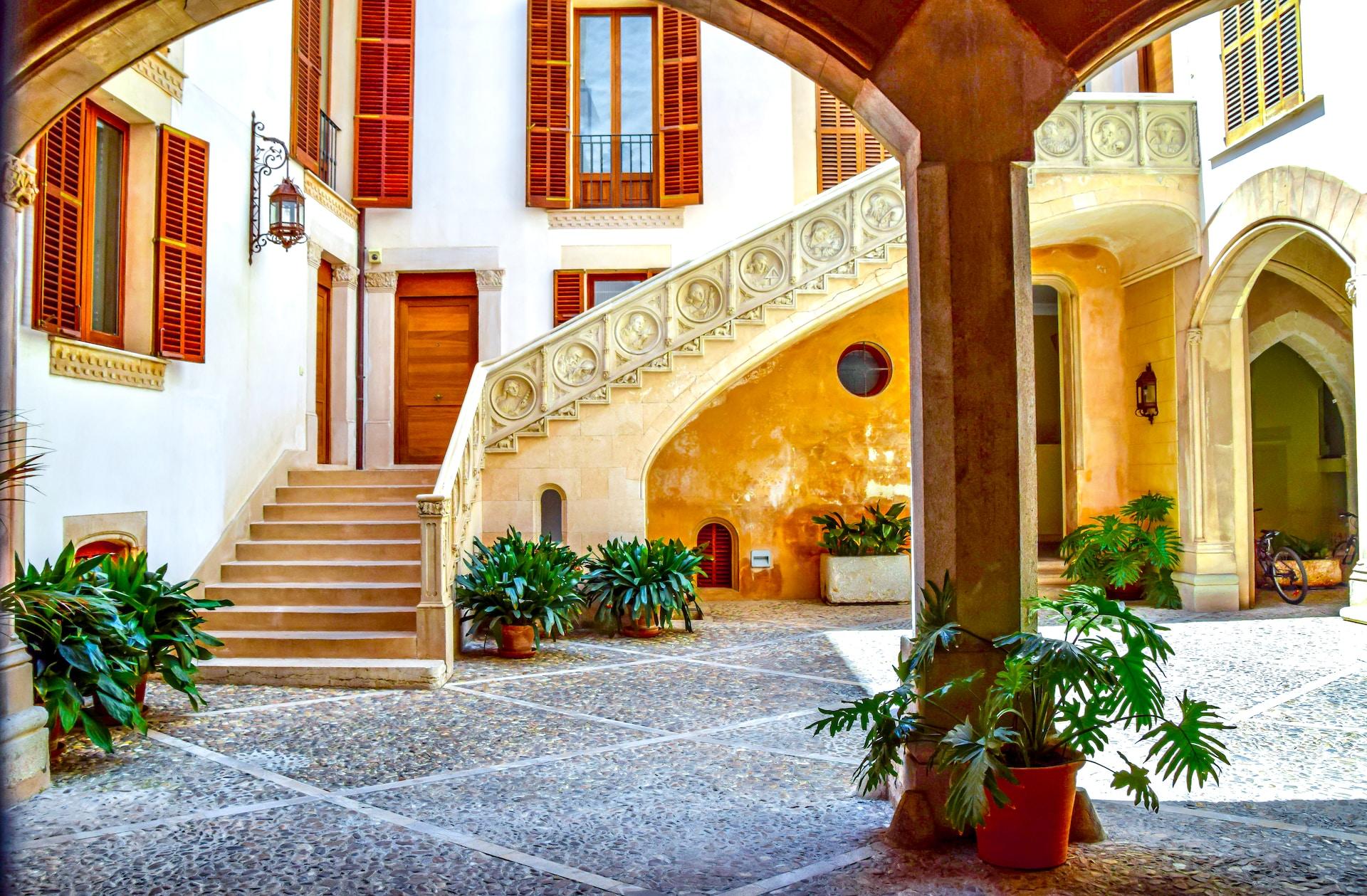 Innergård med bostadshus inne i staden Palma de Mallorca