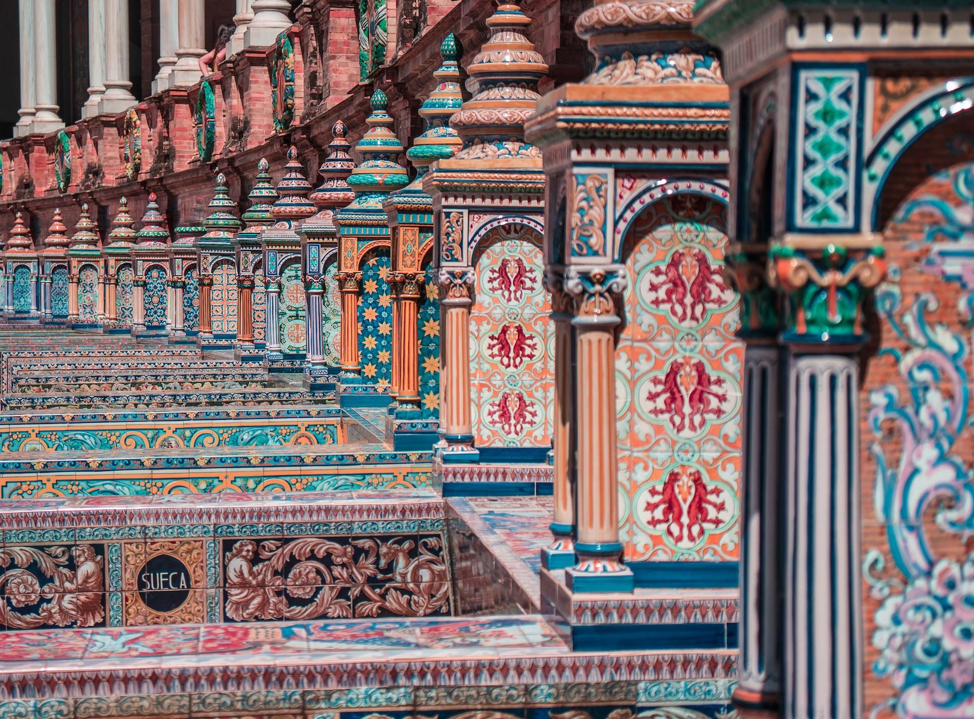 Närbilder på de målade mönstren på husen vid Plaza de Espana, Sevilla, Spanien.