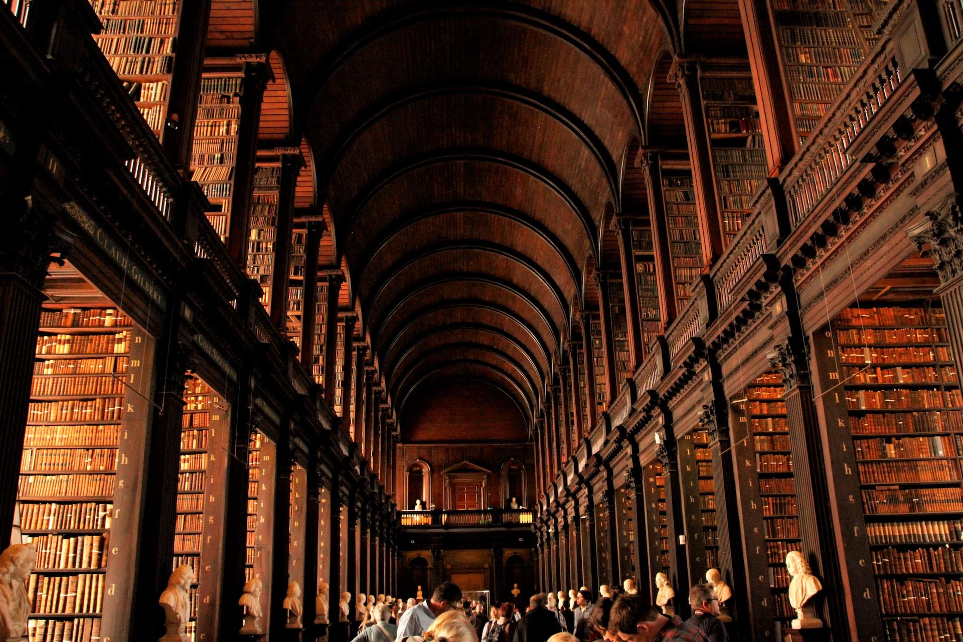 Insidan av Trinity College bibliotek med besökare