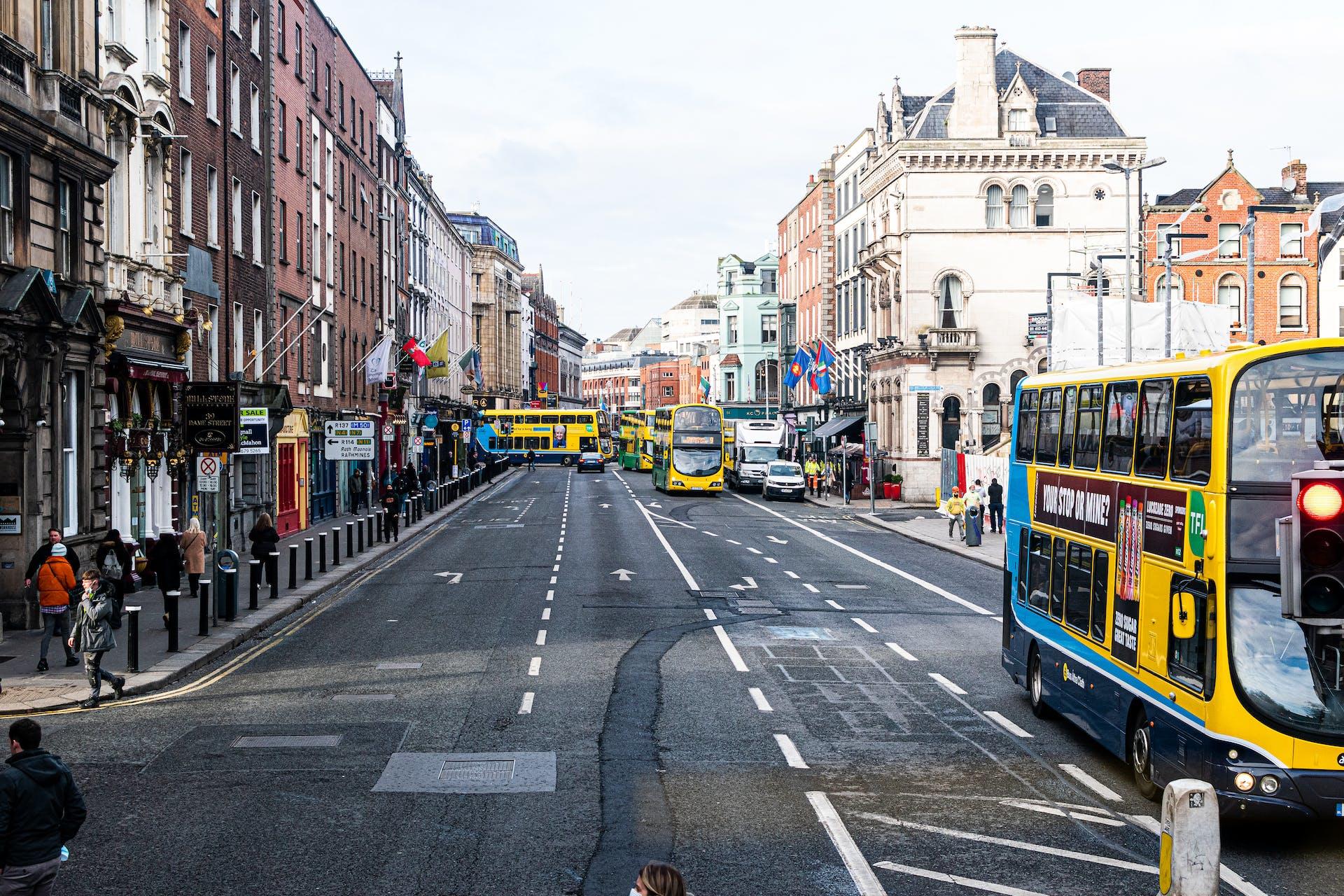 Bussar på gata i Dublin