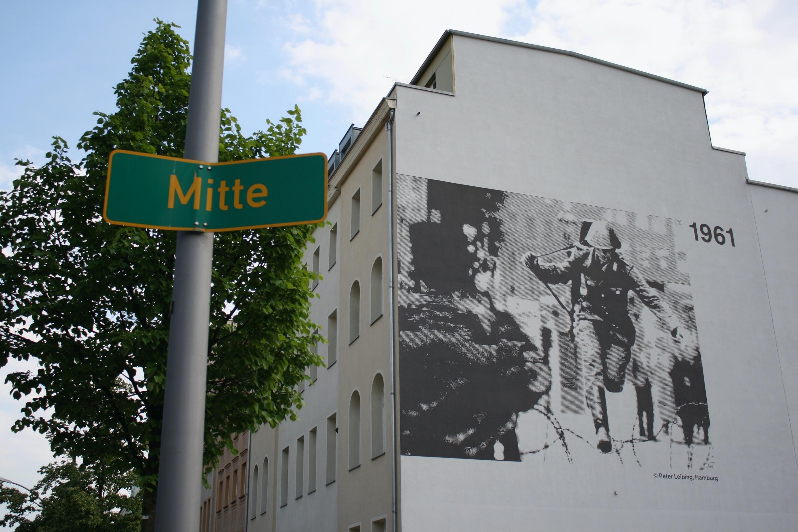 Muralmålning på vägg.